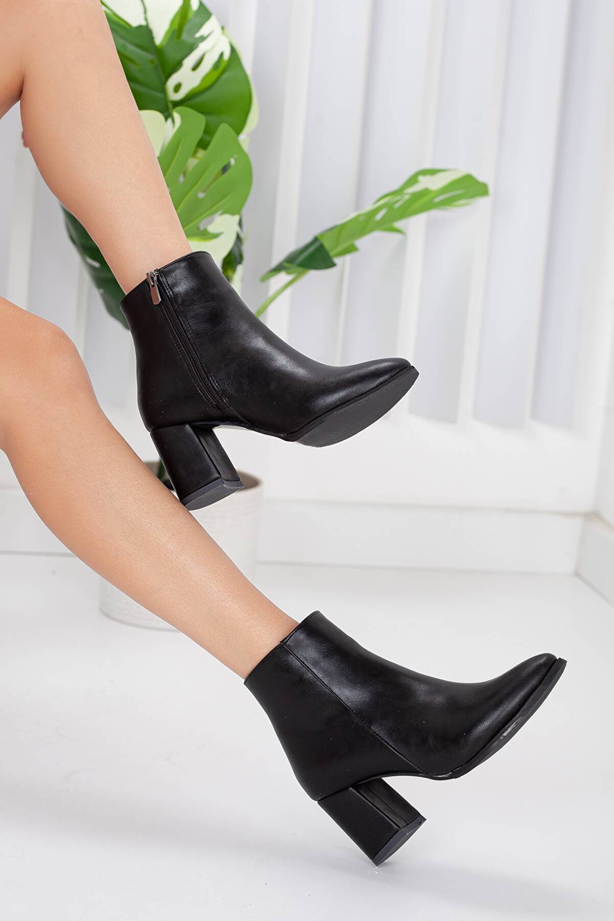 Gult Kadıntopuklu Fermuarlı Bot Si̇yah Mat