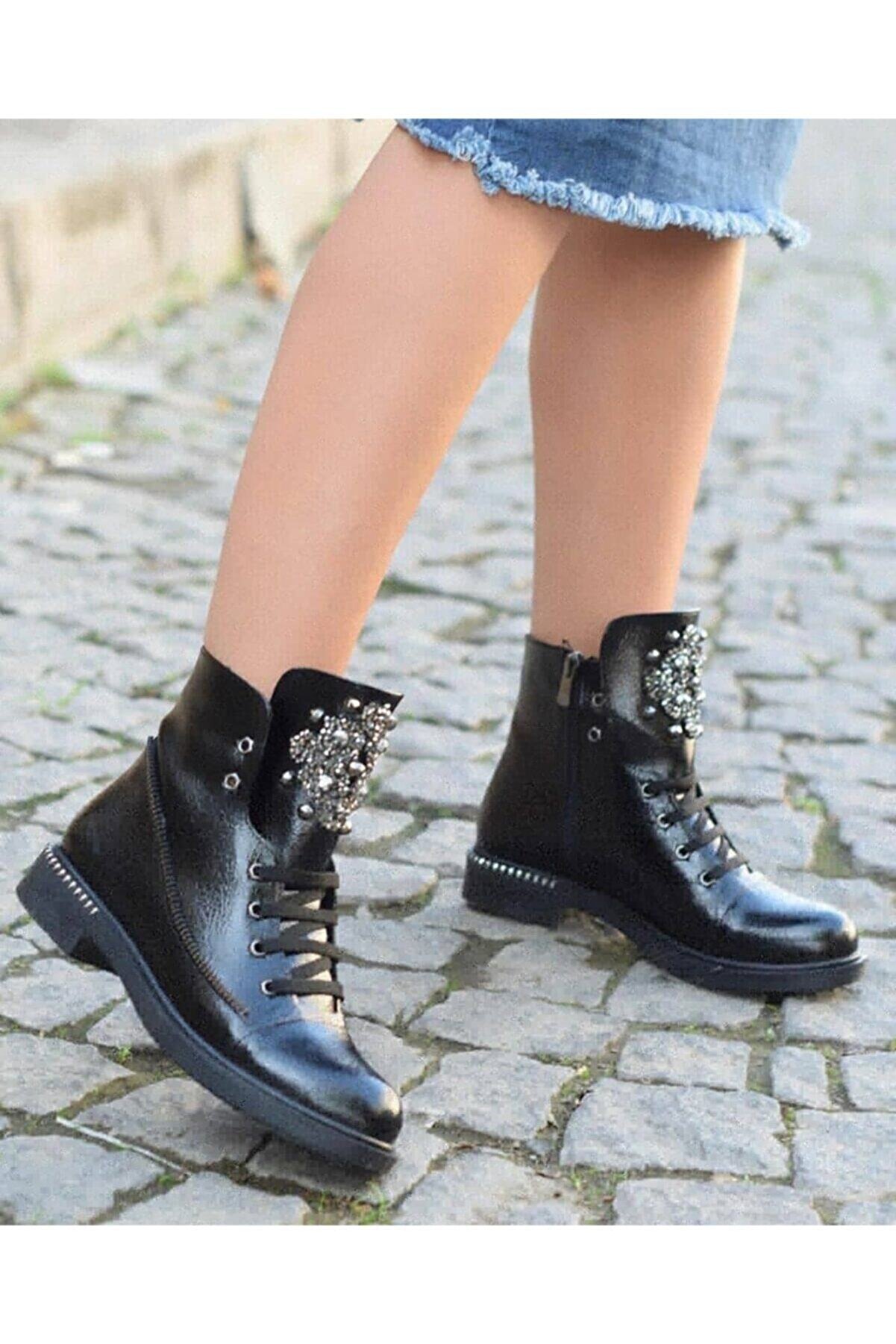 Lulo Si̇yah Femi̇nen Çabasız Şık Görünmeni̇n Tarzı Kırışık Rugan Taşlı Bot