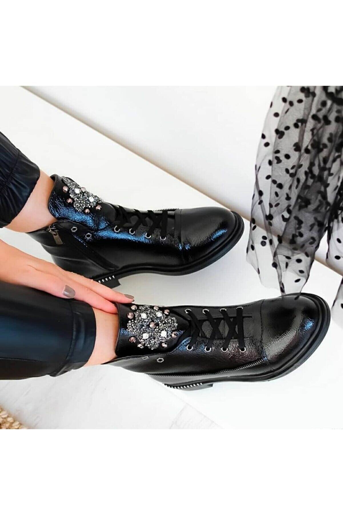 Lulo Si̇yah Femi̇nen Çabasız Şık Görünmeni̇n Tarzı Kırışık Rugan Taşlı Bot