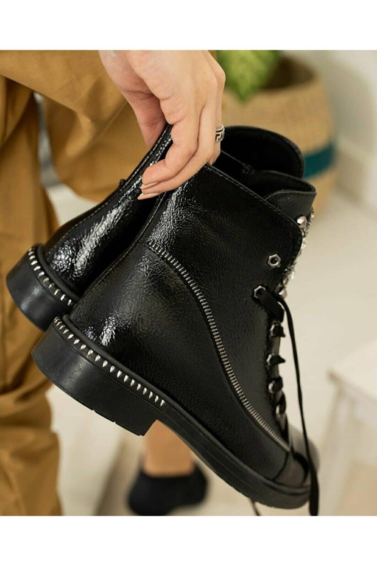 Lulo Si̇yah Femi̇nen Çabasız Şık Görünmeni̇n Tarzı Kırışık Rugan Taşlı Bot