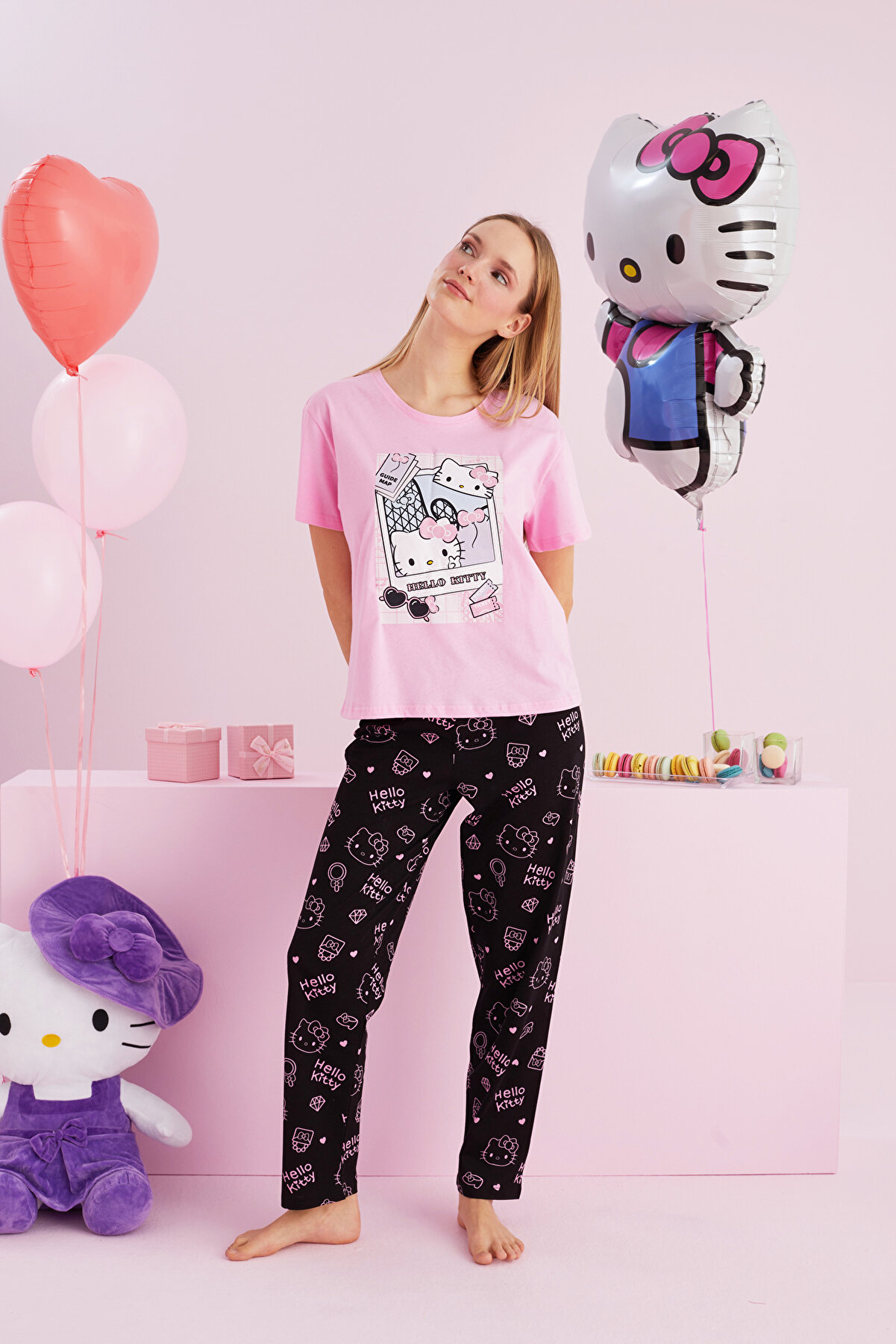 Si̇yah İnci̇ Hello Ki̇tty Li̇sanslı %100 Pamuk Pembe &Ccedil;ok Renkli̇ Bi̇sklet Yaka Pi̇jama Takım