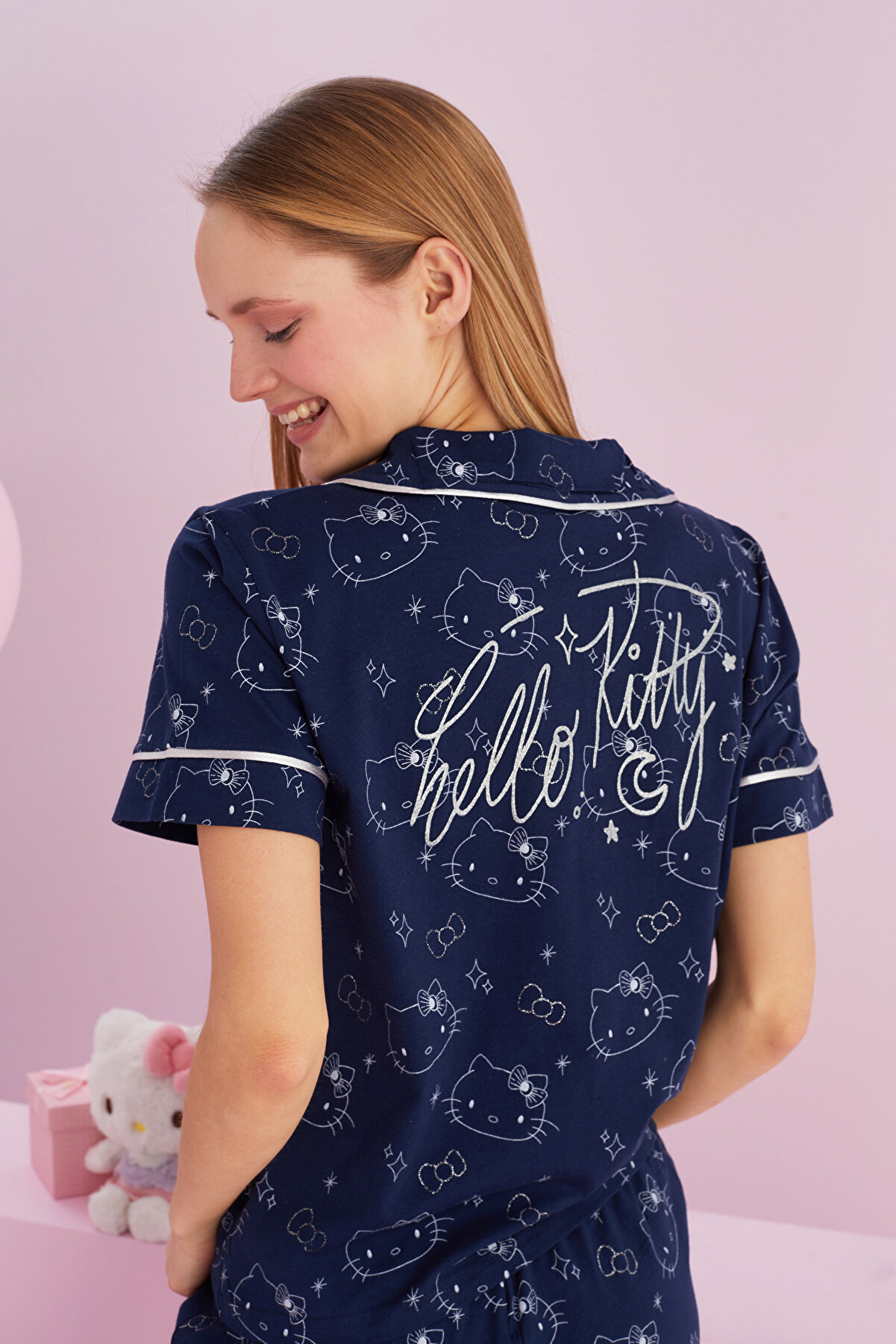 Si̇yah İnci̇ Hello Ki̇tty Li̇sanslı %100 Pamuk Laci̇vert &Ccedil;ok Renkli̇ D&uuml;ğmeli̇ Bi̇yeli̇ Şort Pi̇jama Takım