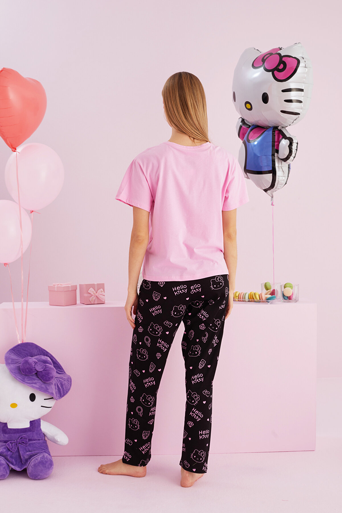 Si̇yah İnci̇ Hello Ki̇tty Li̇sanslı %100 Pamuk Pembe &Ccedil;ok Renkli̇ Bi̇sklet Yaka Pi̇jama Takım