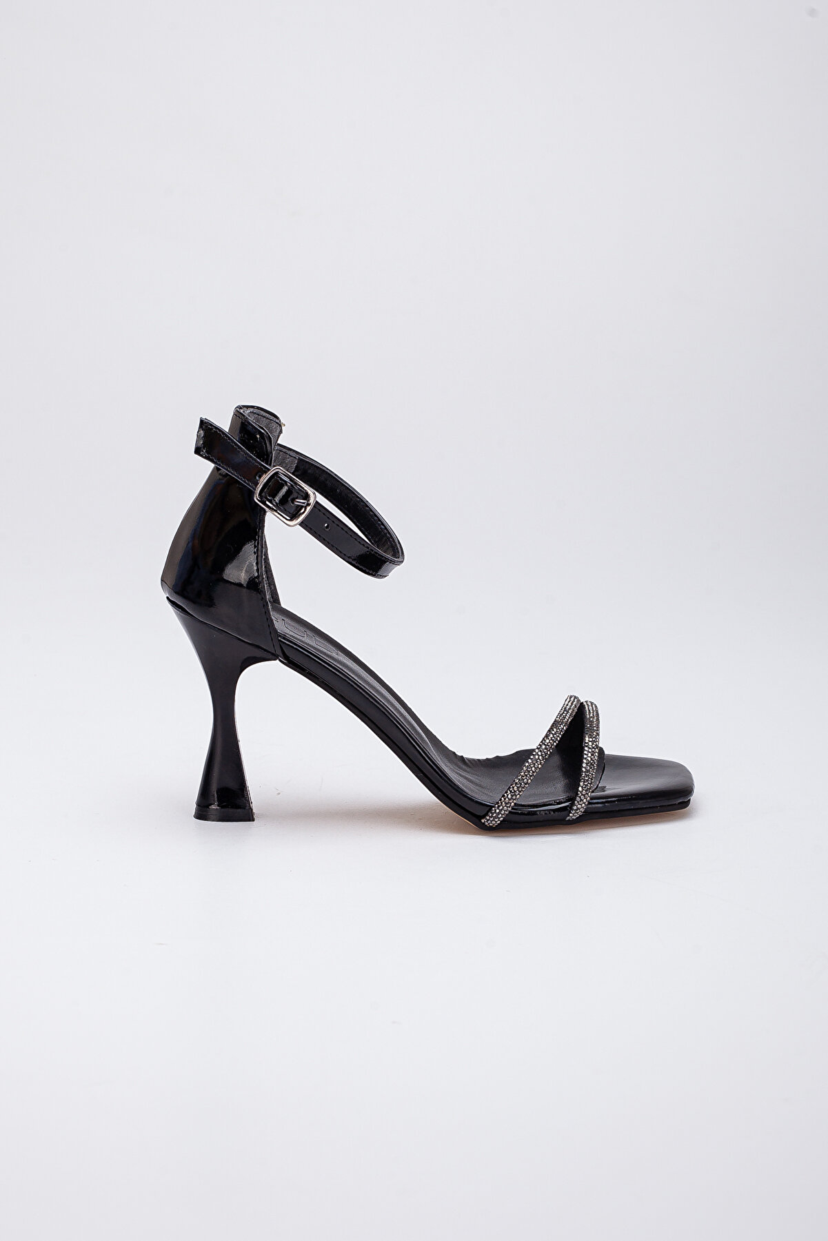 Gult Kadın Ince Topuklu Arkası Kapalı Yazlık Taş Işlemeli̇ Ayakkabı Si̇yah Rugan