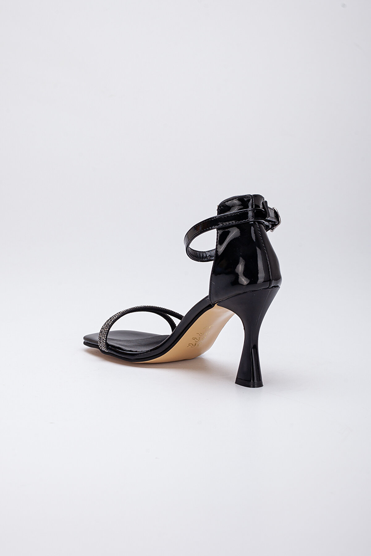 Gult Kadın Ince Topuklu Arkası Kapalı Yazlık Taş Işlemeli̇ Ayakkabı Si̇yah Rugan