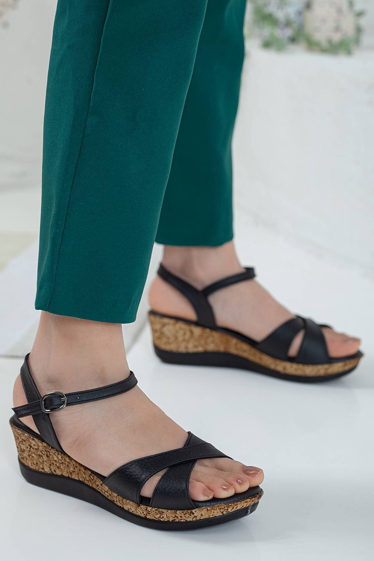 Gult Kadın Platform Topuklu Sandalet Çapraz Si̇yah