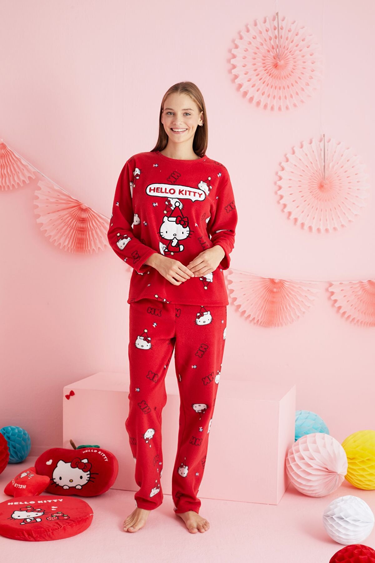 Si̇yah İnci̇ Hello Ki̇tty Li̇sanslı Polar Kırmızı &Ccedil;ok Renkli̇ Nakışlı Bi̇sklet Yaka Pi̇jama Takım Hk301