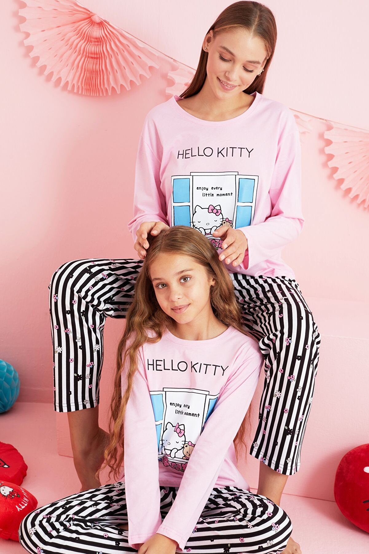 Si̇yah İnci̇ Hello Ki̇tty Li̇sanslı %100 Pamuk Pembe &Ccedil;ok Renkli̇ Bi̇sklet Yaka Pi̇jama Takım Hk208