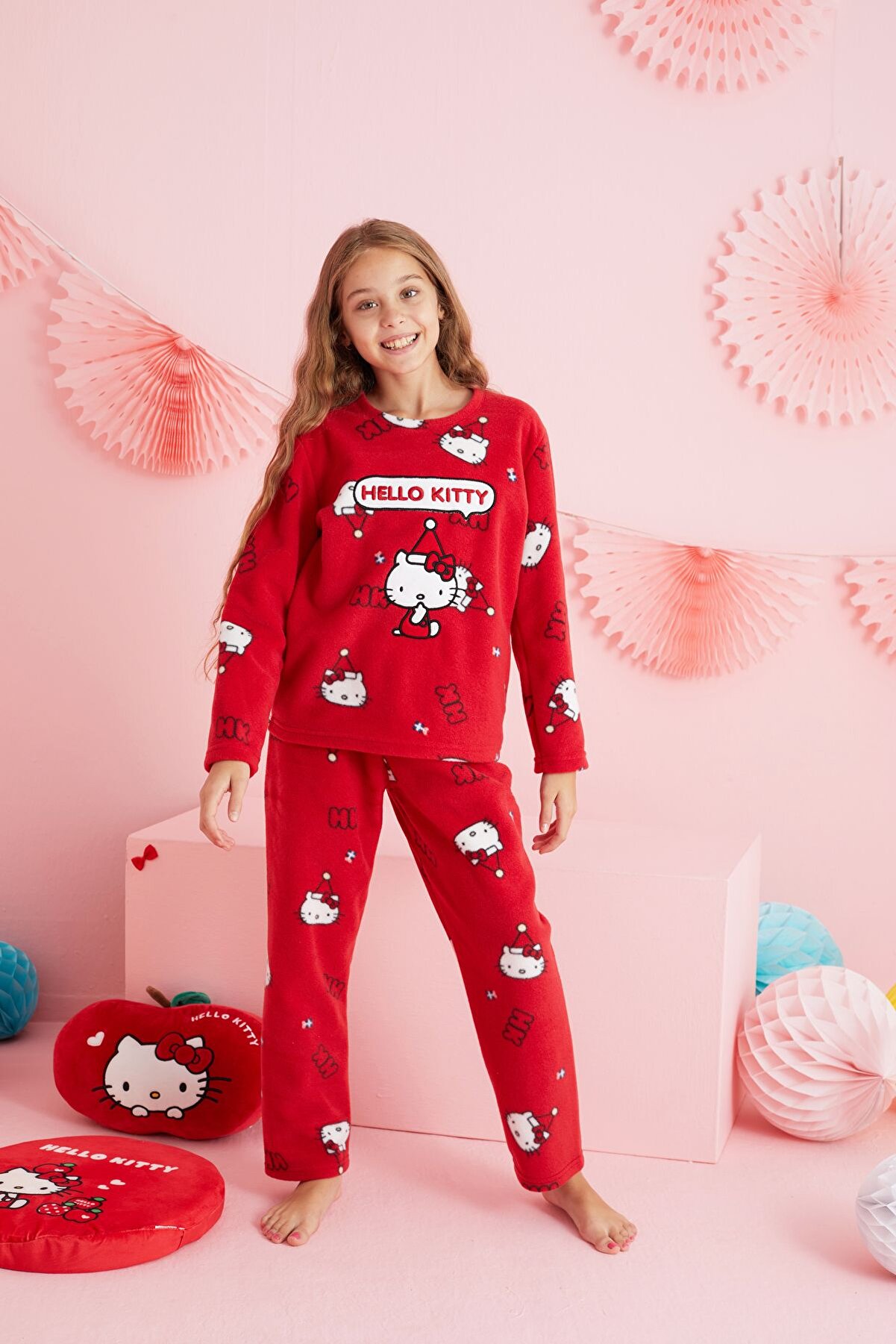Si̇yah İnci̇ Hello Ki̇tty Li̇sanslı Polar Kırmızı &Ccedil;ok Renkli̇ Nakışlı Bi̇sklet Yaka Pi̇jama Takım Hk301