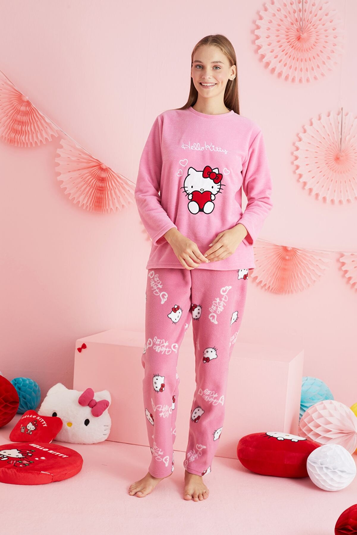 Si̇yah İnci̇ Hello Ki̇tty Li̇sanslı Polar Pembe &Ccedil;ok Renkli̇ Nakışlı Bi̇sklet Yaka Pi̇jama Takım Hk311