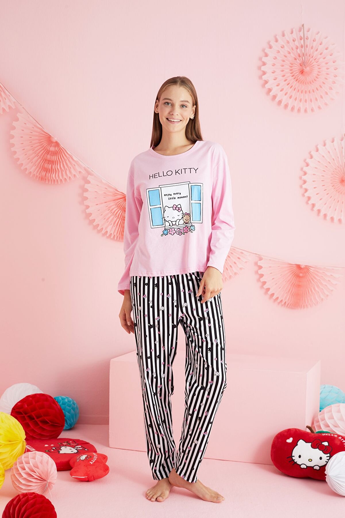 Si̇yah İnci̇ Hello Ki̇tty Li̇sanslı %100 Pamuk Pembe &Ccedil;ok Renkli̇ Bi̇sklet Yaka Pi̇jama Takım Hk208