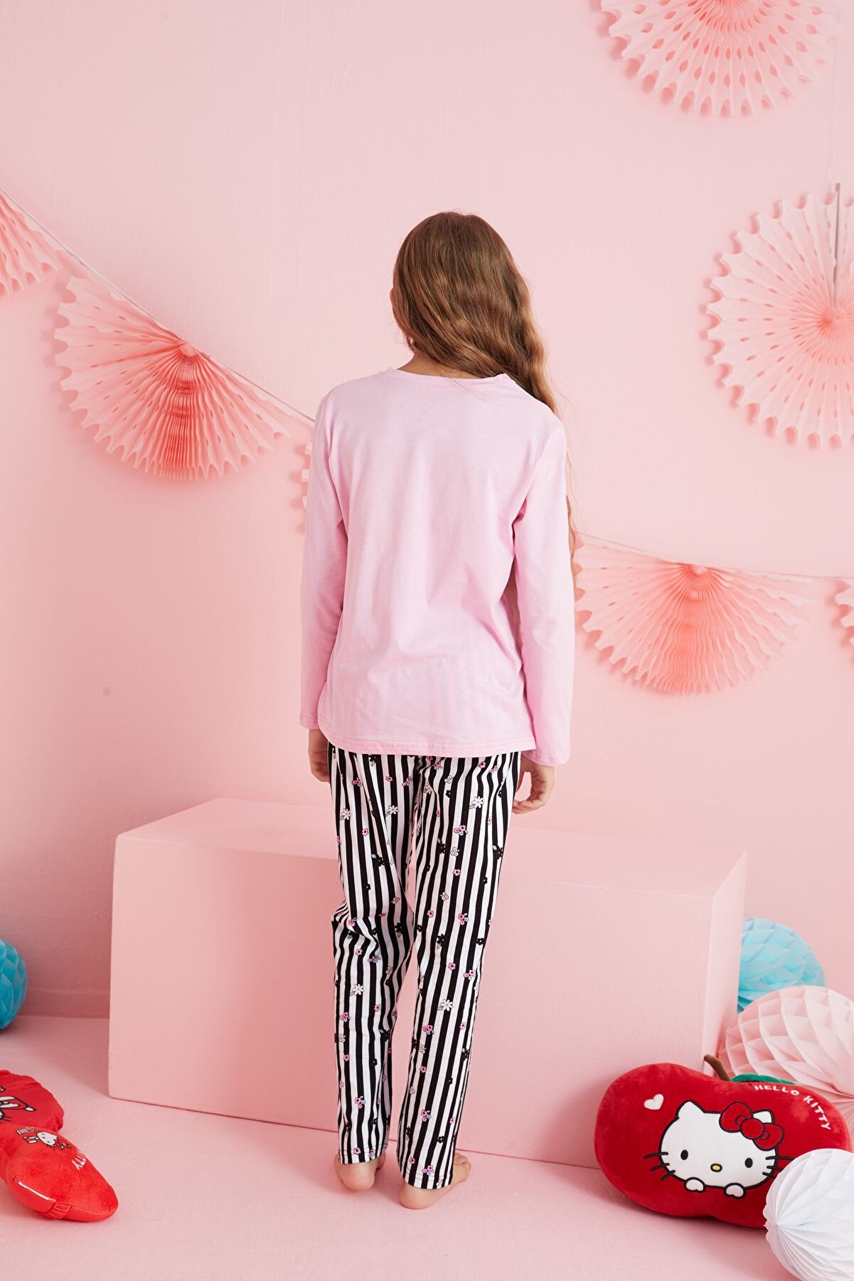 Si̇yah İnci̇ Hello Ki̇tty Li̇sanslı %100 Pamuk Pembe &Ccedil;ok Renkli̇ Bi̇sklet Yaka Pi̇jama Takım Hk208