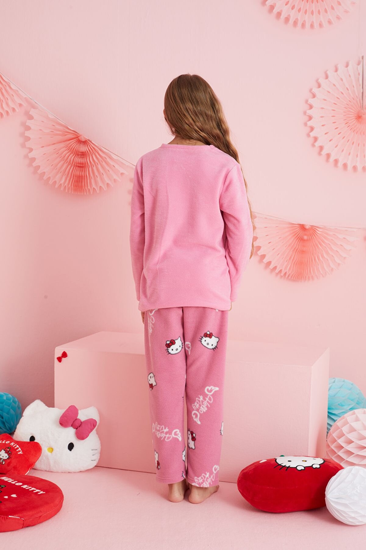 Si̇yah İnci̇ Hello Ki̇tty Li̇sanslı Polar Pembe &Ccedil;ok Renkli̇ Nakışlı Bi̇sklet Yaka Pi̇jama Takım Hk311