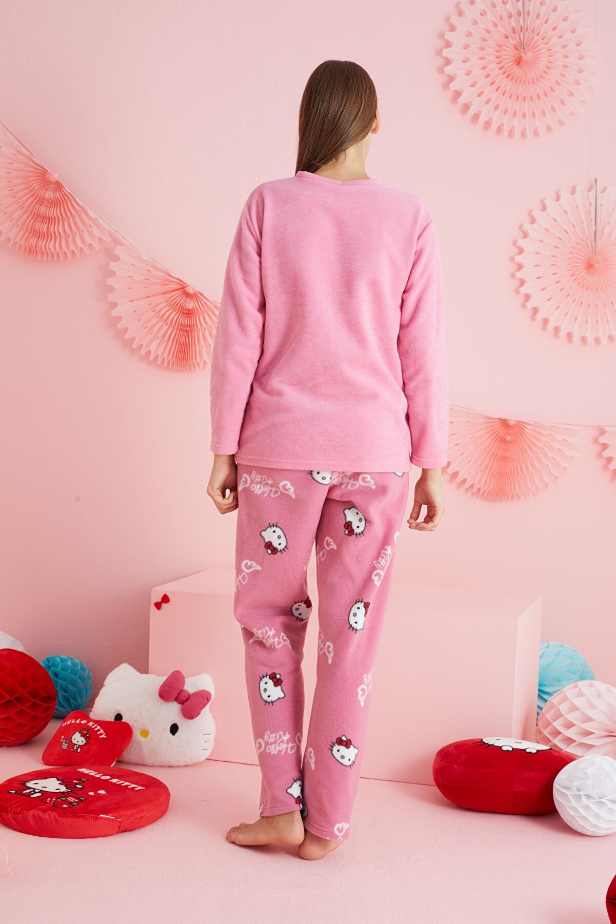 Si̇yah İnci̇ Hello Ki̇tty Li̇sanslı Polar Pembe &Ccedil;ok Renkli̇ Nakışlı Bi̇sklet Yaka Pi̇jama Takım Hk311