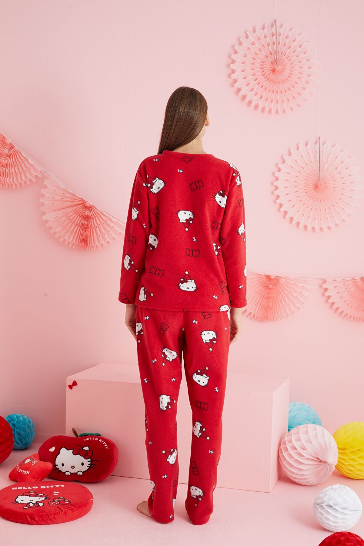 Si̇yah İnci̇ Hello Ki̇tty Li̇sanslı Polar Kırmızı &Ccedil;ok Renkli̇ Nakışlı Bi̇sklet Yaka Pi̇jama Takım Hk301