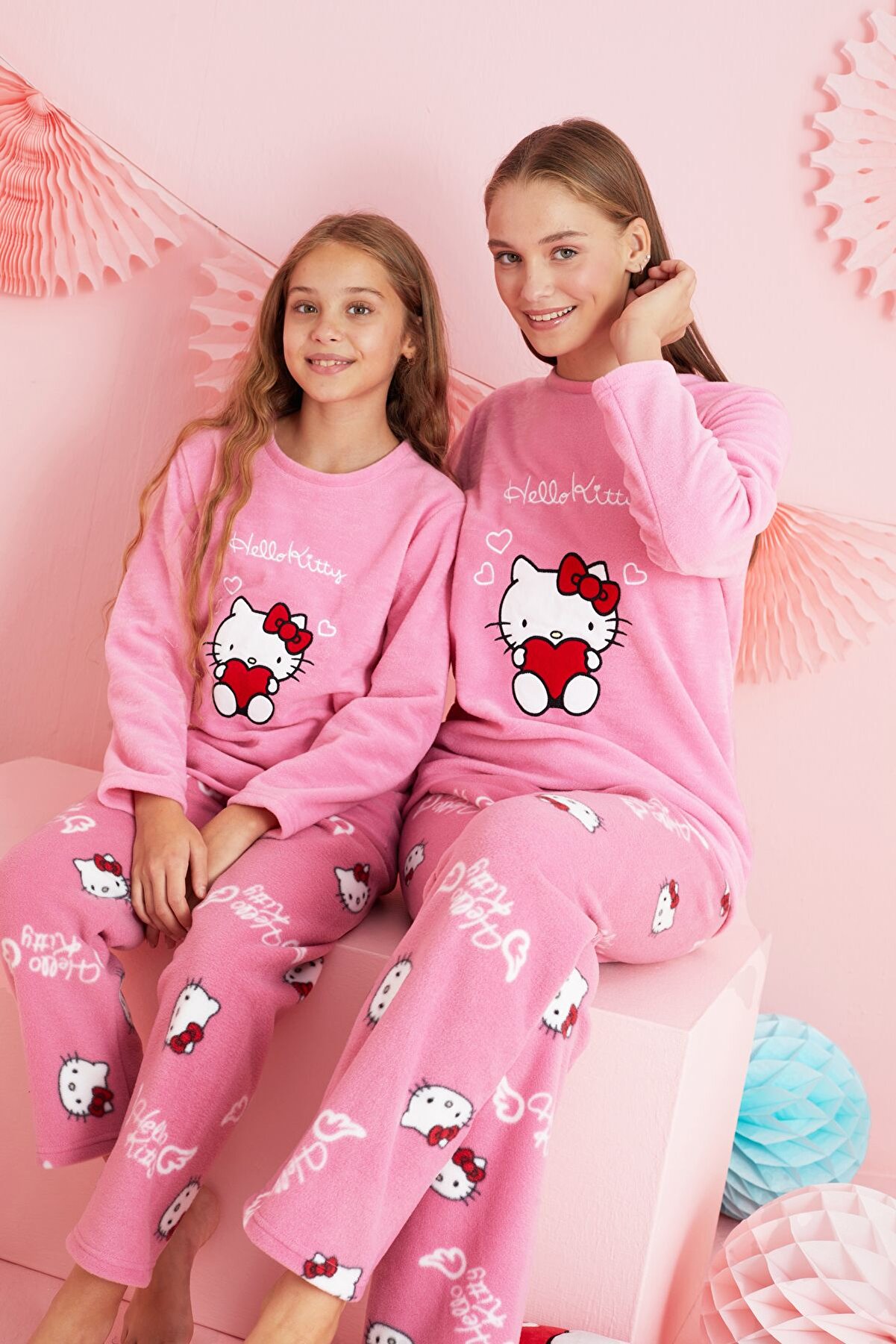 Si̇yah İnci̇ Hello Ki̇tty Li̇sanslı Polar Pembe &Ccedil;ok Renkli̇ Nakışlı Bi̇sklet Yaka Pi̇jama Takım Hk311