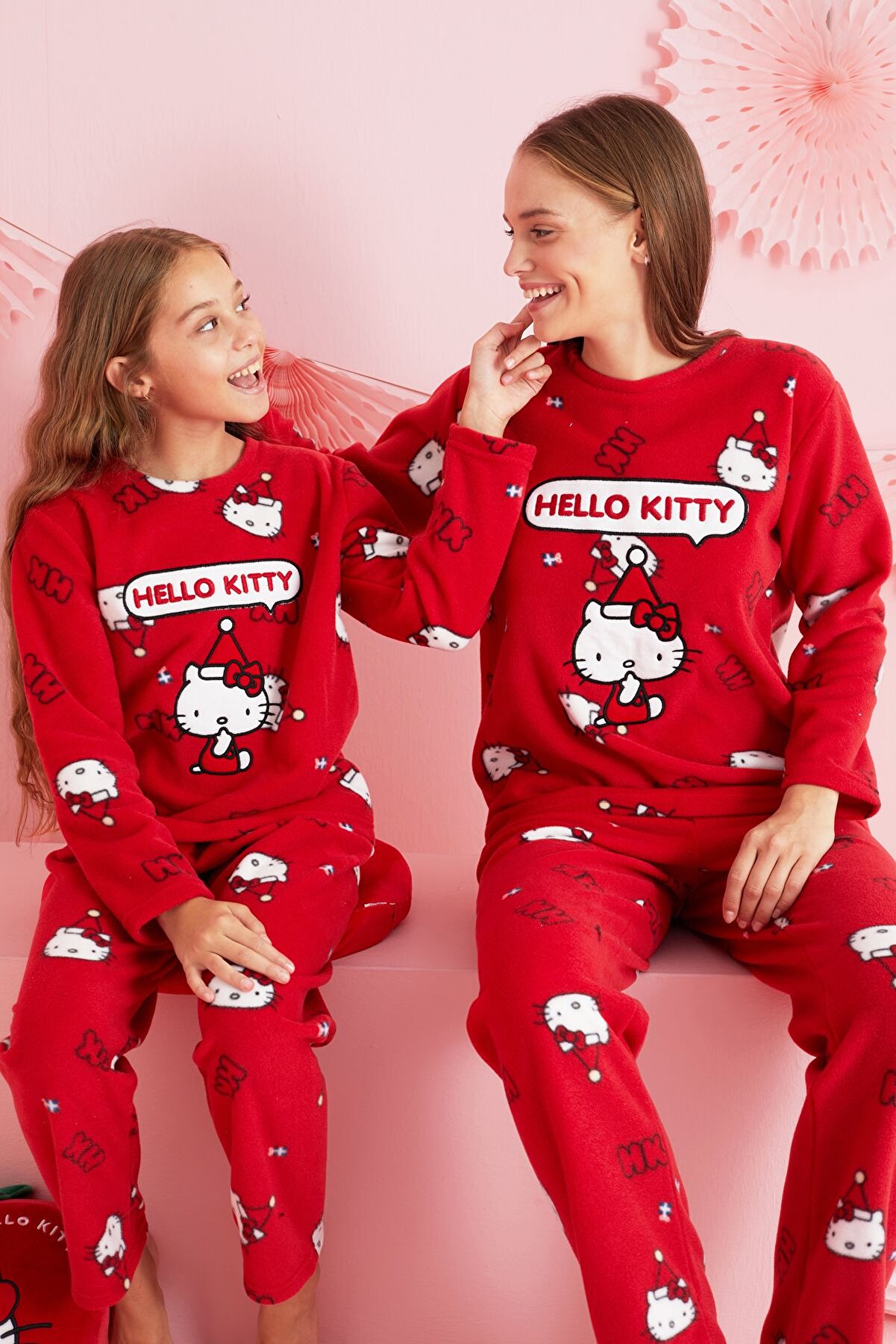 Si̇yah İnci̇ Hello Ki̇tty Li̇sanslı Polar Kırmızı &Ccedil;ok Renkli̇ Nakışlı Bi̇sklet Yaka Pi̇jama Takım Hk301