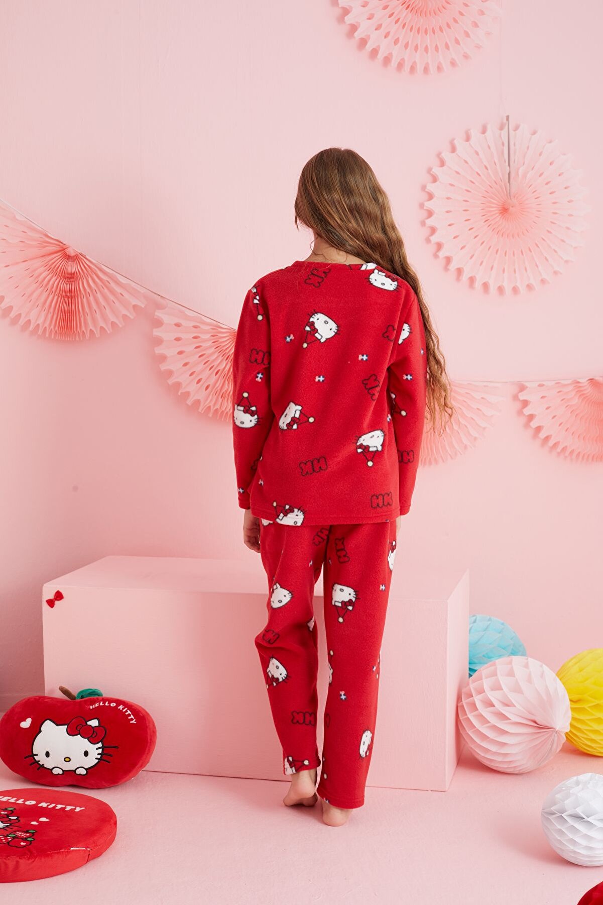 Si̇yah İnci̇ Hello Ki̇tty Li̇sanslı Polar Kırmızı &Ccedil;ok Renkli̇ Nakışlı Bi̇sklet Yaka Pi̇jama Takım Hk301