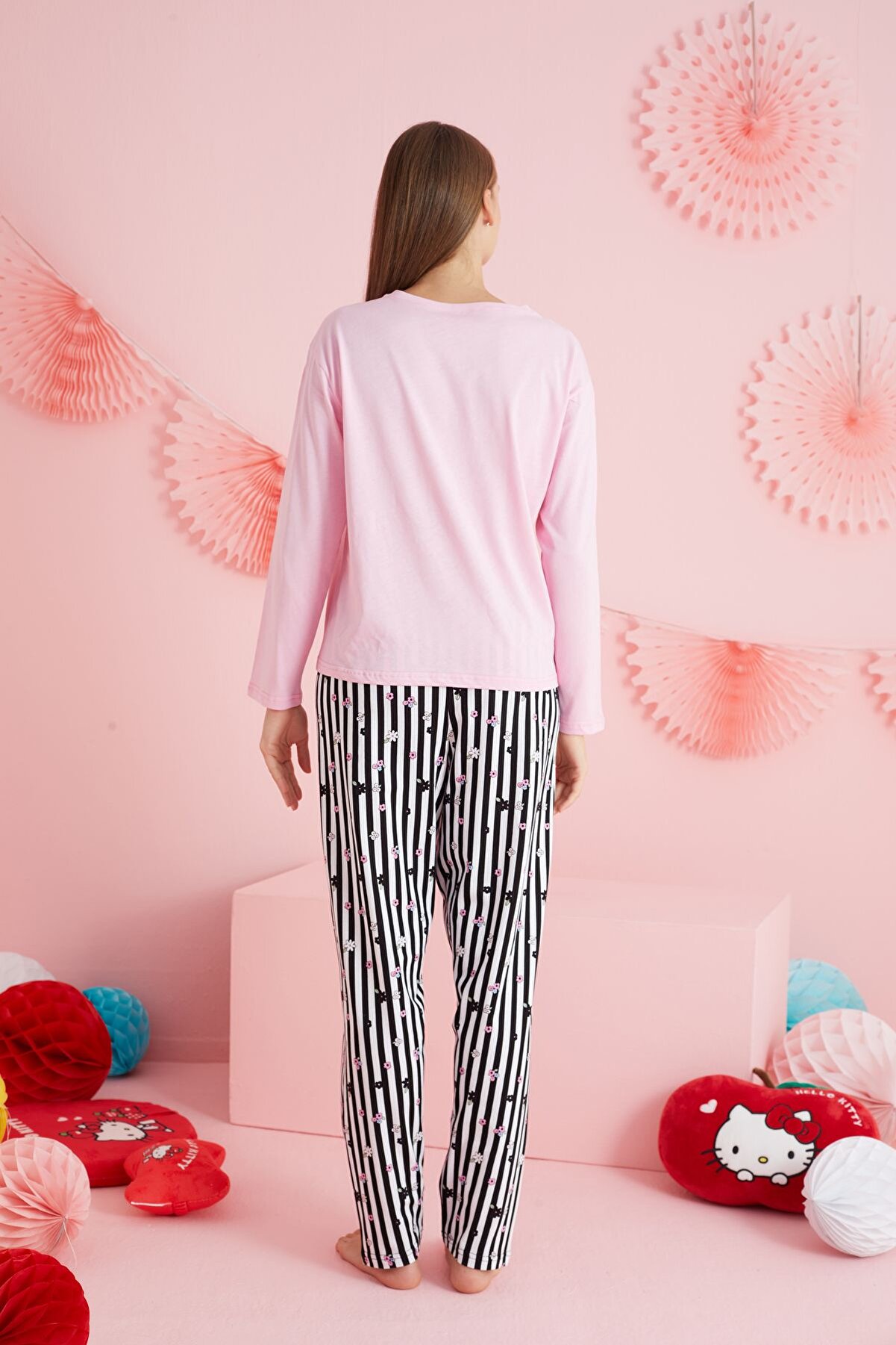 Si̇yah İnci̇ Hello Ki̇tty Li̇sanslı %100 Pamuk Pembe &Ccedil;ok Renkli̇ Bi̇sklet Yaka Pi̇jama Takım Hk208