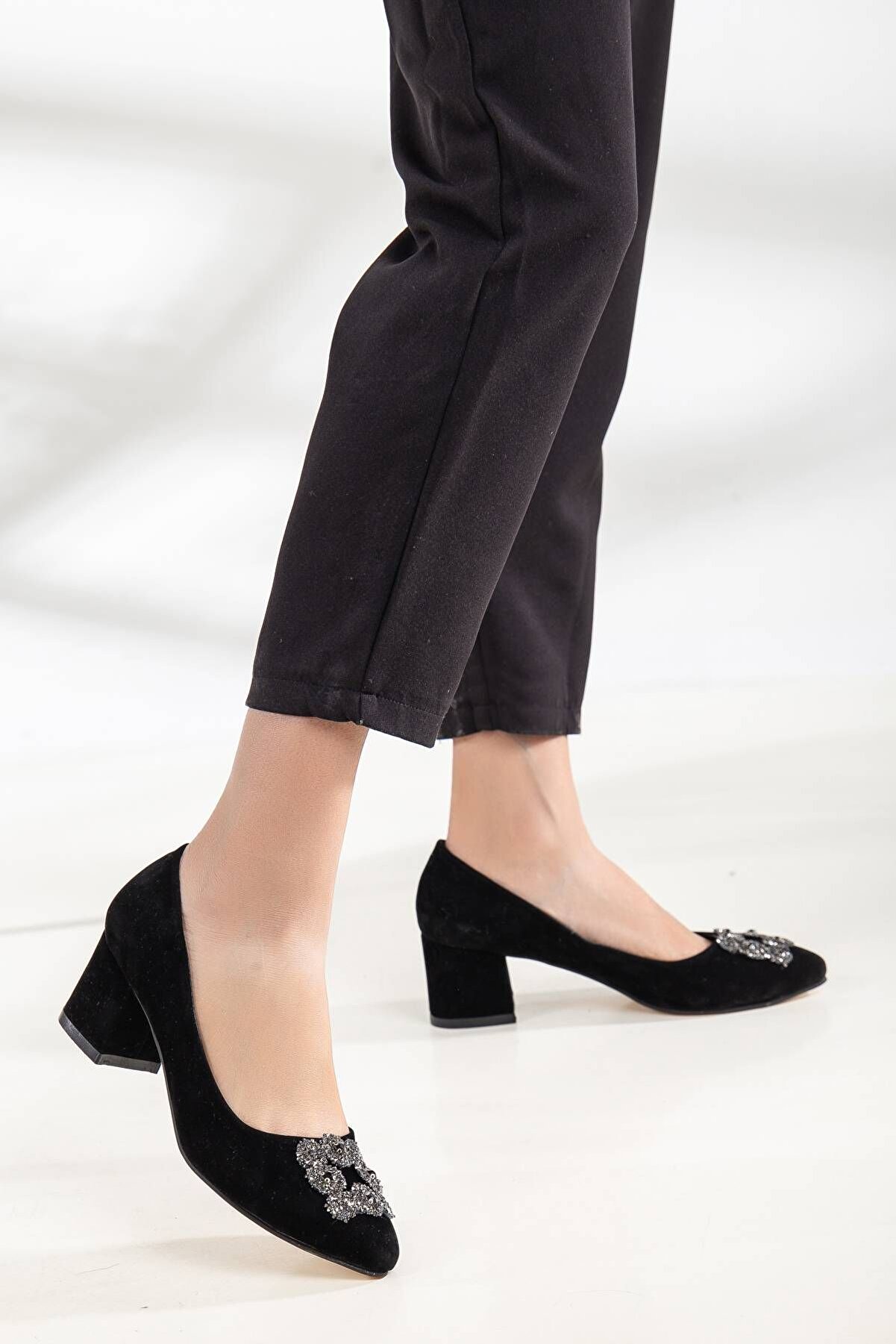 Gult Kadın Klasi̇k Kalın Ökçeli̇ Si̇yah Süet Taşli̇ 5 Cm Sti̇letto