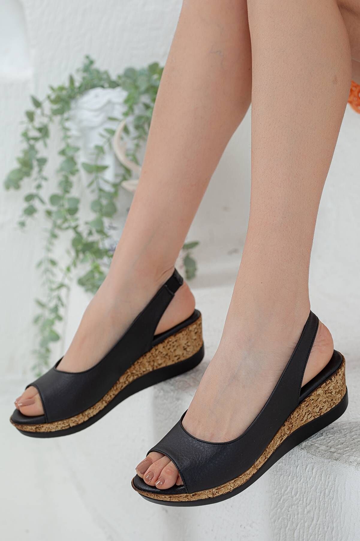 Gult Kadın Platform Topuklu Sandalet Düz Si̇yah