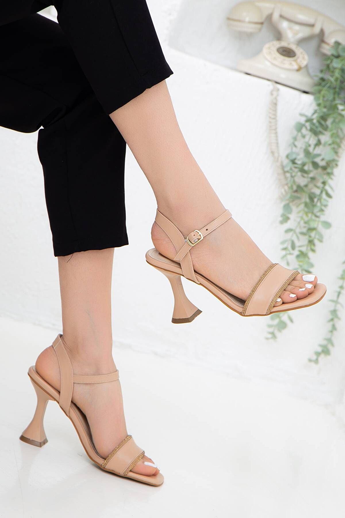 Gult Kadın Yazlık Tek Bant Şık Ayakkabı Nude