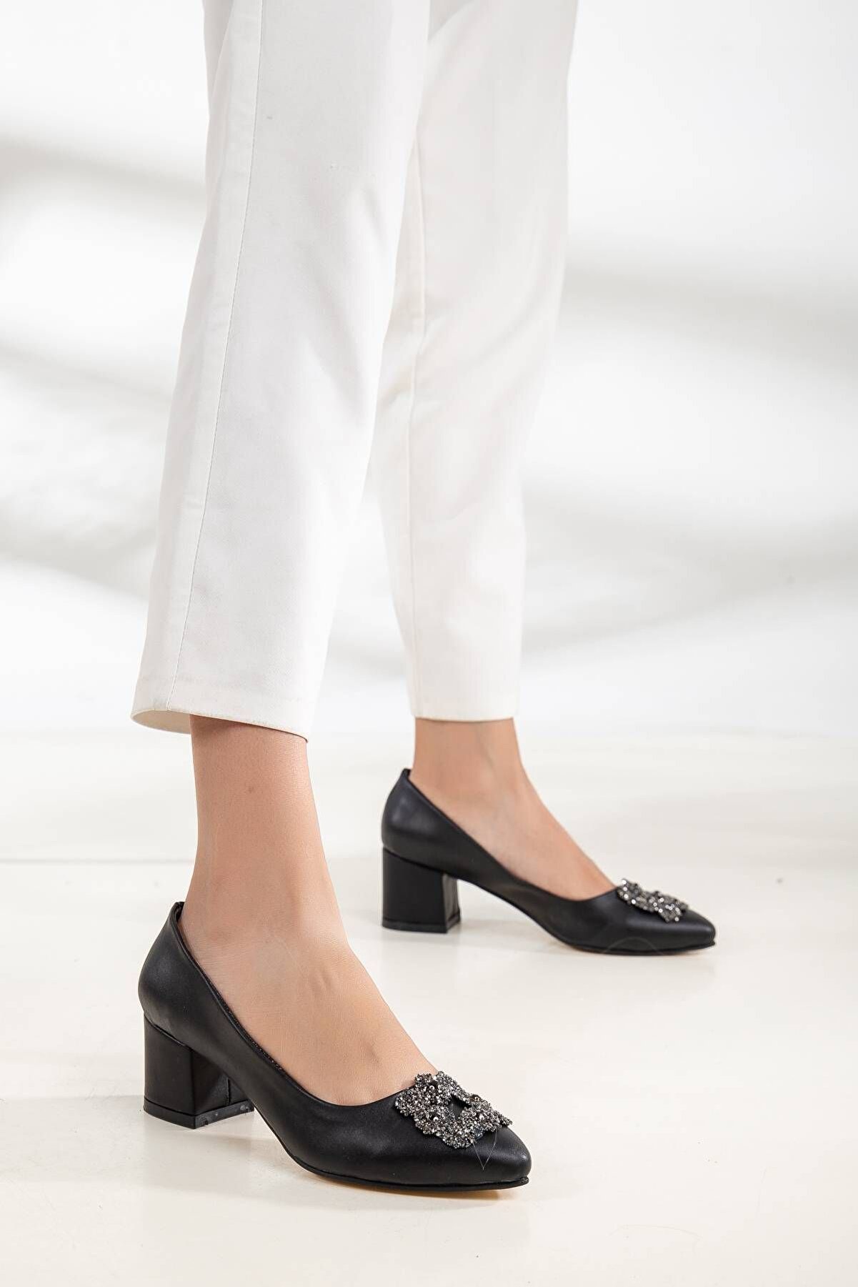 Gult Kadın Klasi̇k Kalın Ökçeli̇ Mat Si̇yah Taşlı 5 Cm Sti̇letto