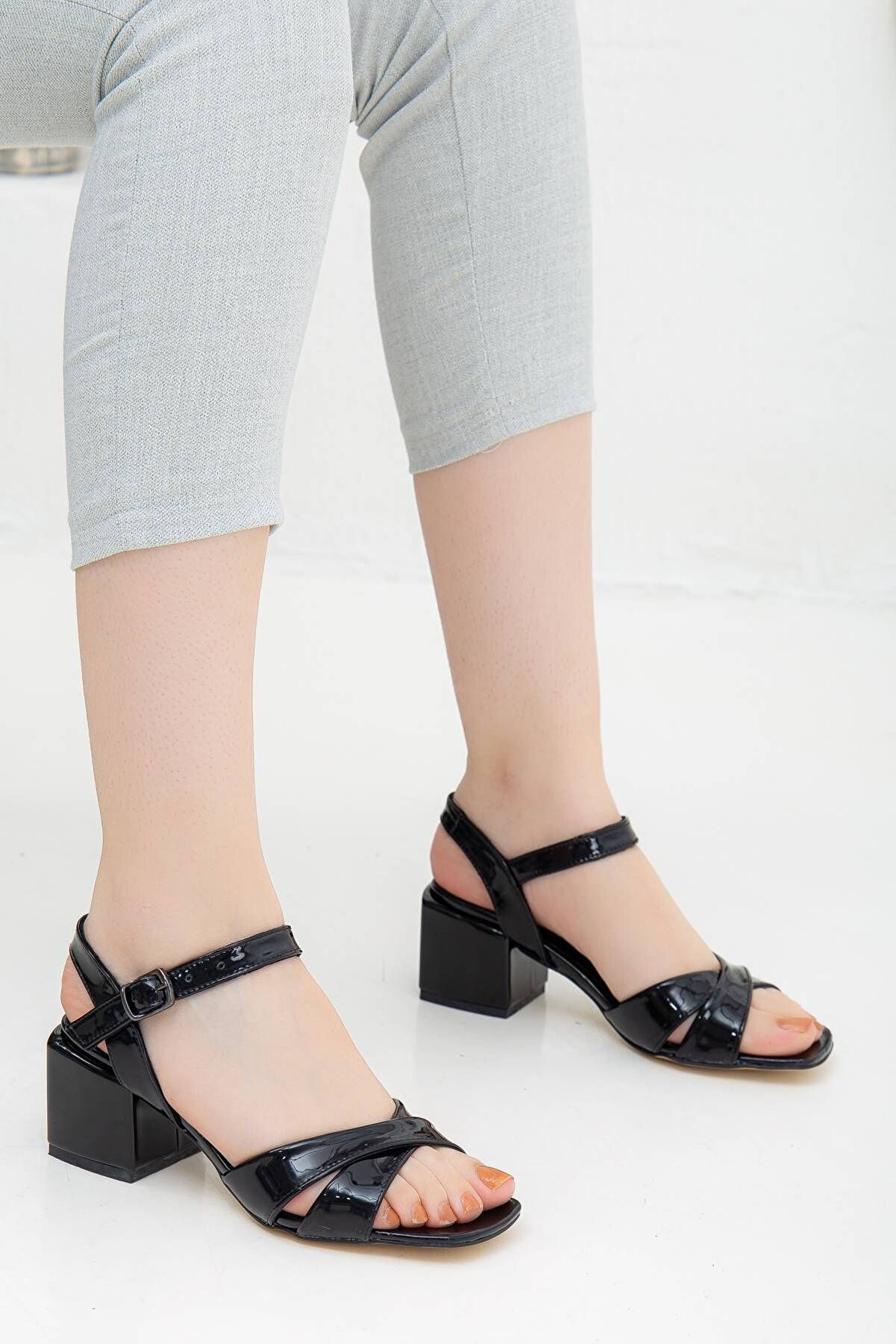 Gult Kadın Haki̇ki̇ Deri̇ Yazlık Ayakkabı Si̇yah Rugan