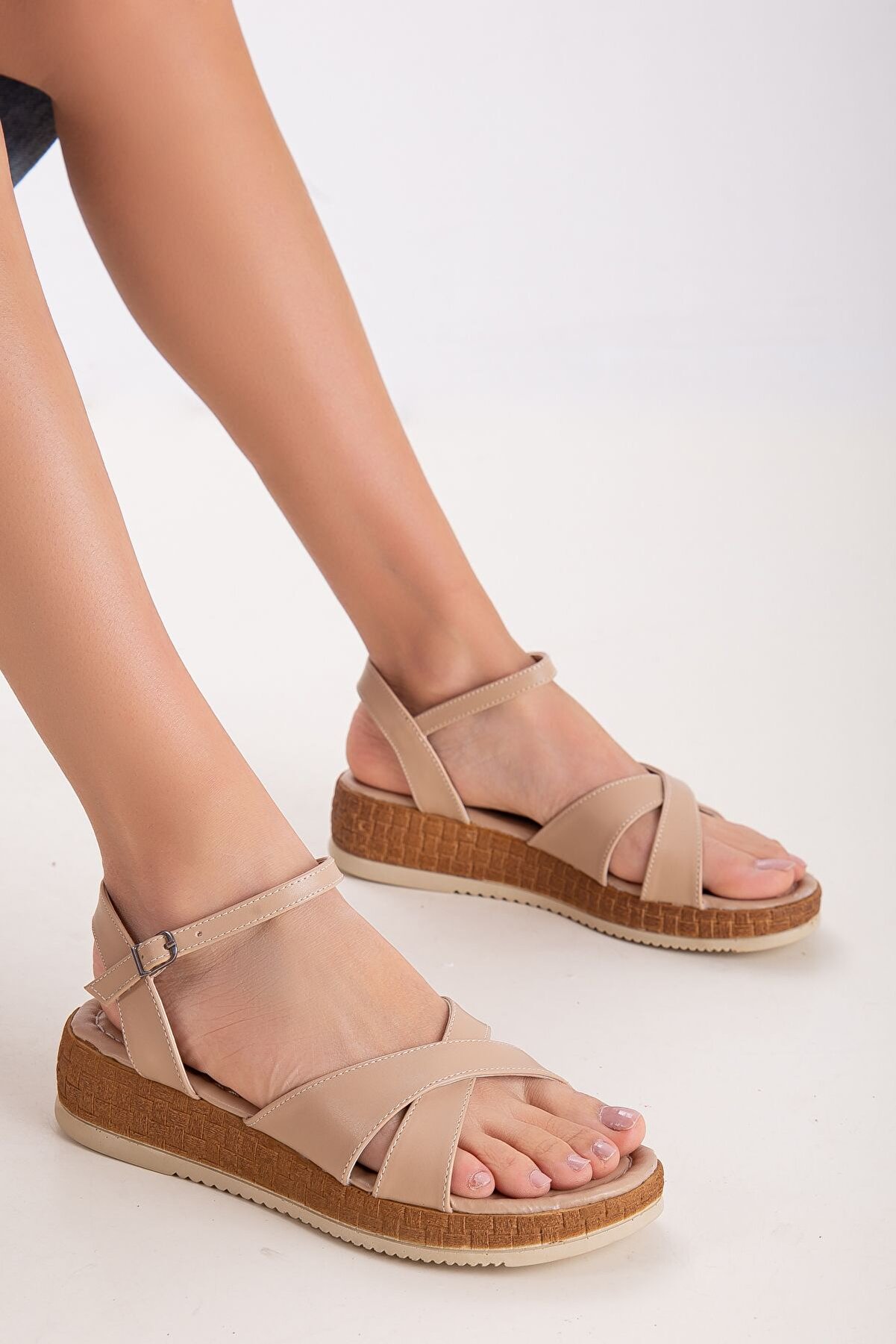 Gult Kadın Yazlık Çapraz Sandalet Nude