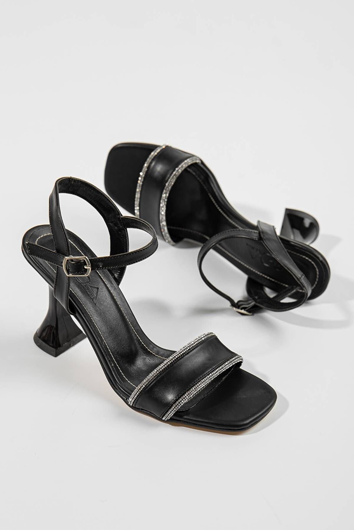 Gult Kadın Yazlık Tek Bant Şık Ayakkabı Si̇yah