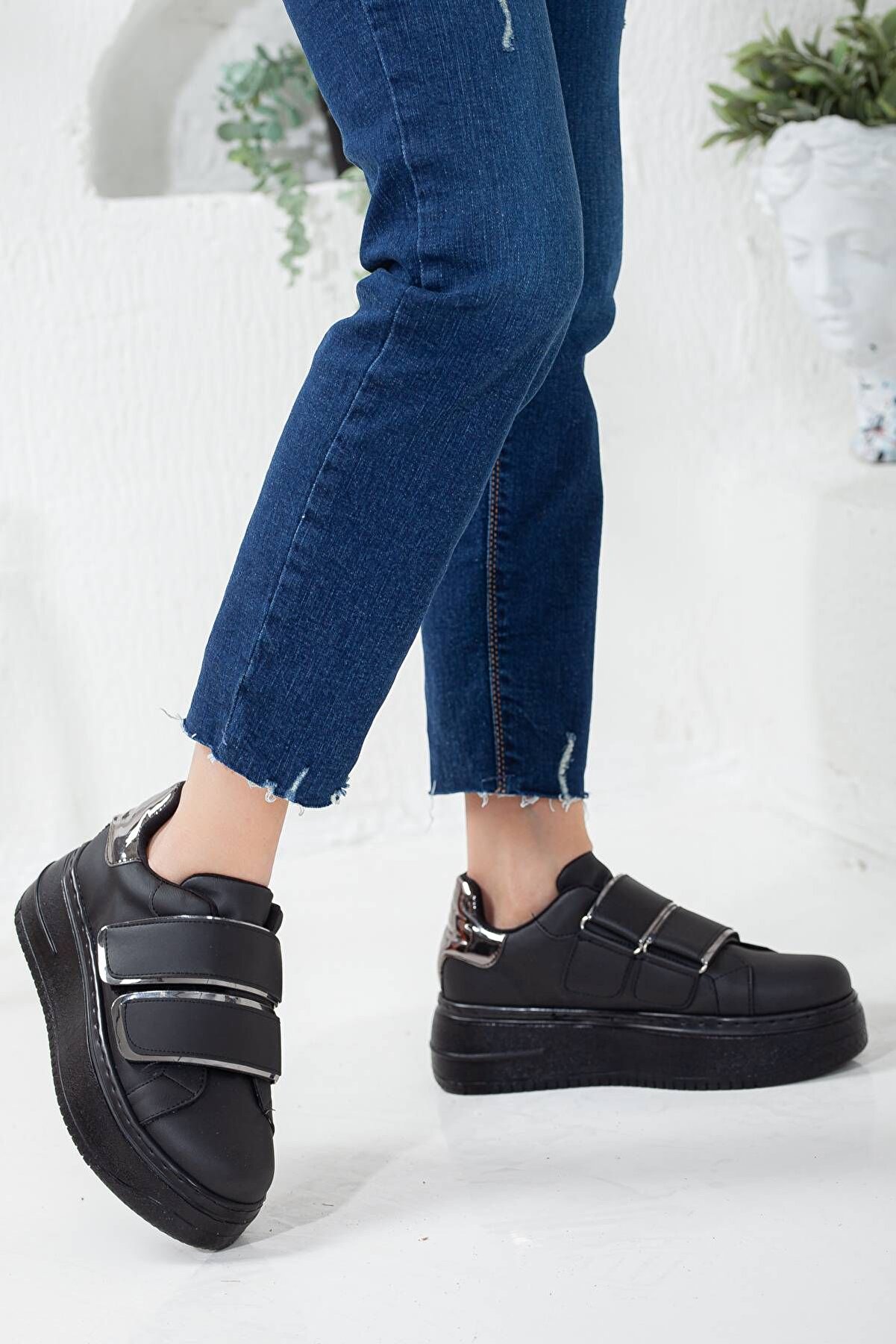 Gult Kadın Kalın Tabanlı Spor Cırt Bantlı Si̇yah Ayakkabı