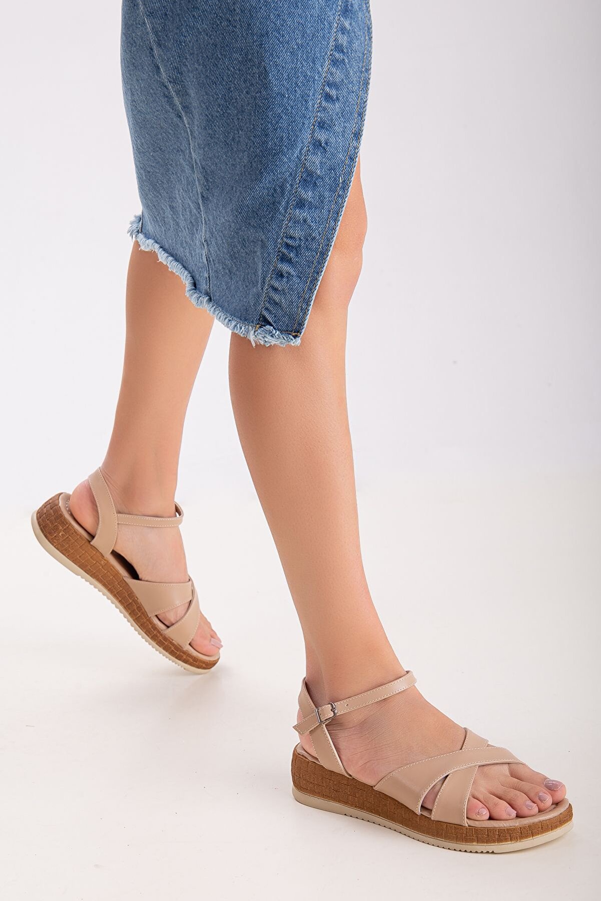 Gult Kadın Yazlık Çapraz Sandalet Nude