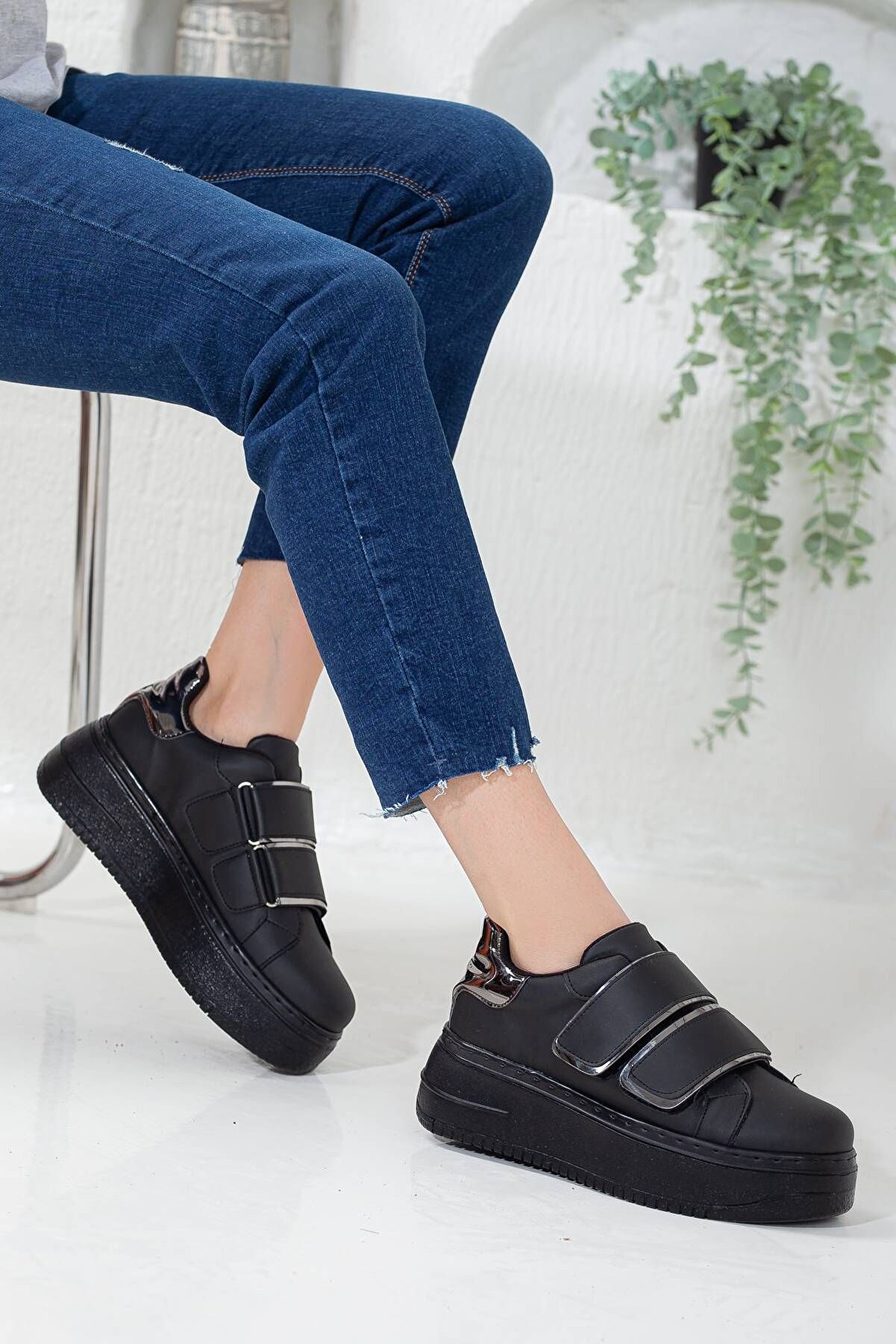 Gult Kadın Kalın Tabanlı Spor Cırt Bantlı Si̇yah Ayakkabı