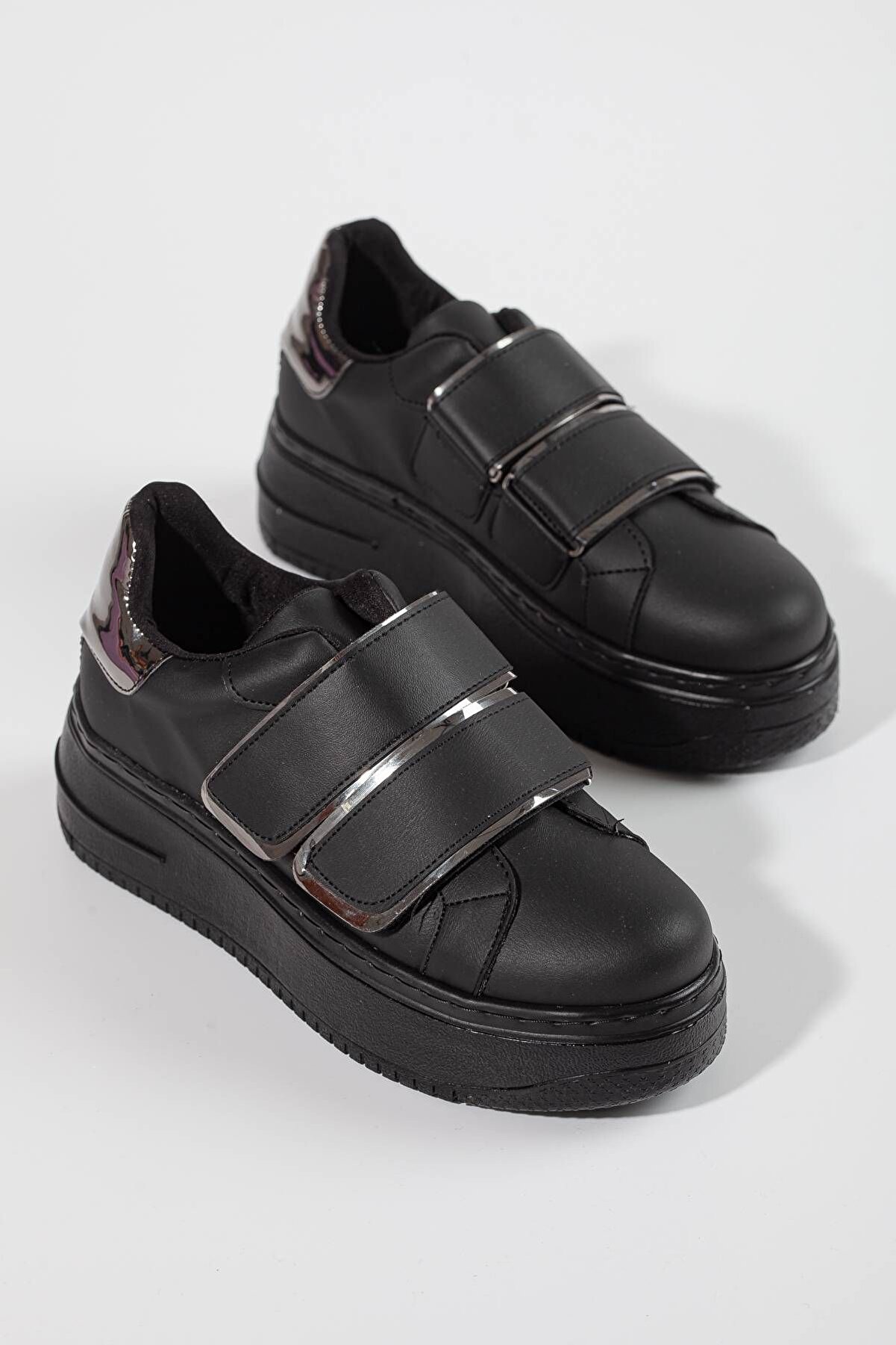 Gult Kadın Kalın Tabanlı Spor Cırt Bantlı Si̇yah Ayakkabı