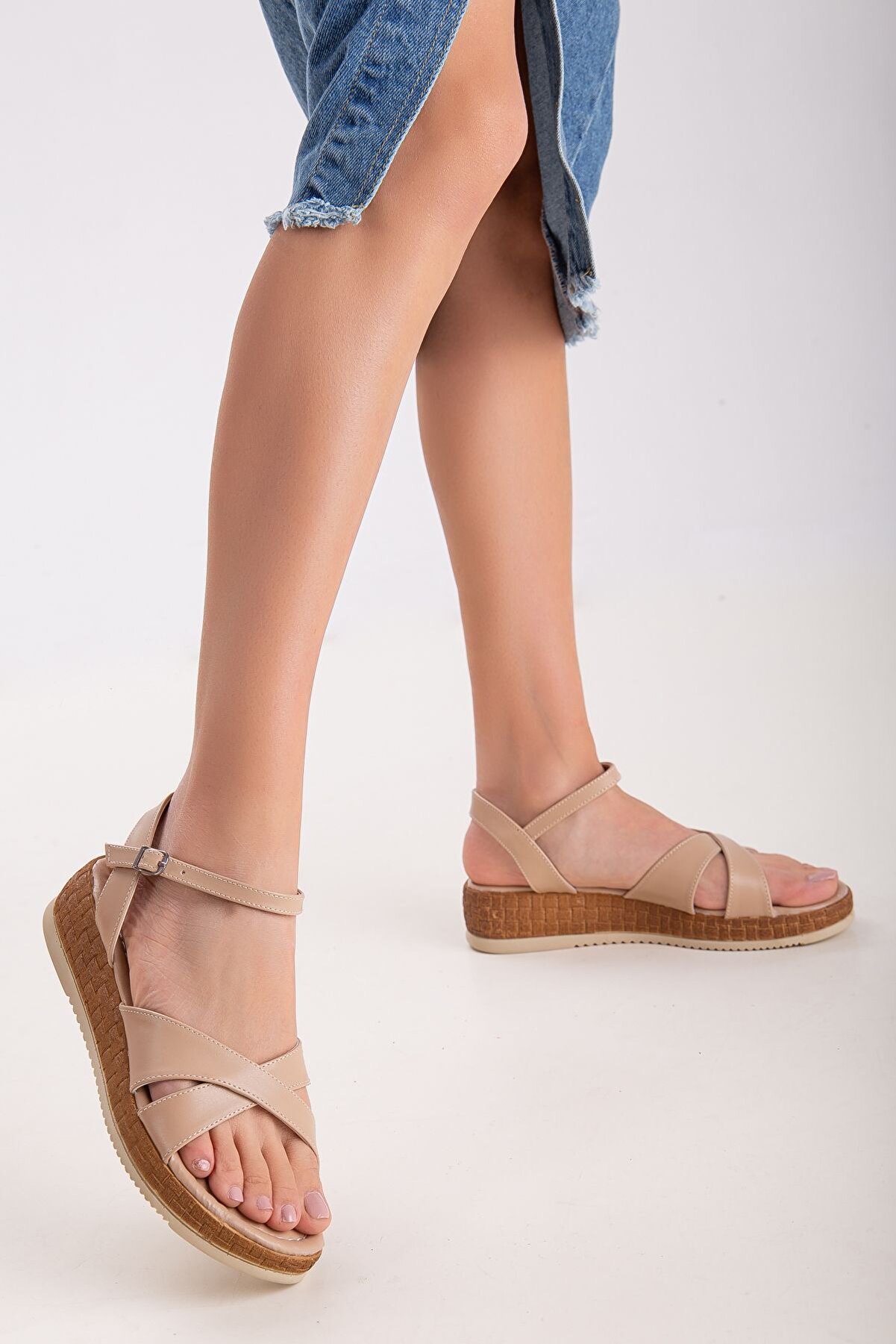 Gult Kadın Yazlık Çapraz Sandalet Nude