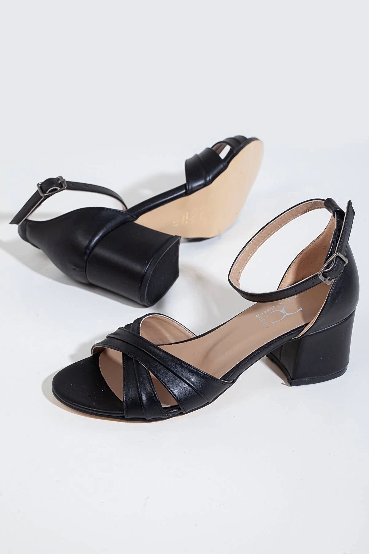 Gult Kadın Kısa Kalın Topuklu Çapraz Bantlı Özel Di̇ki̇şli̇ Yazlık Ayakkabı Si̇yah