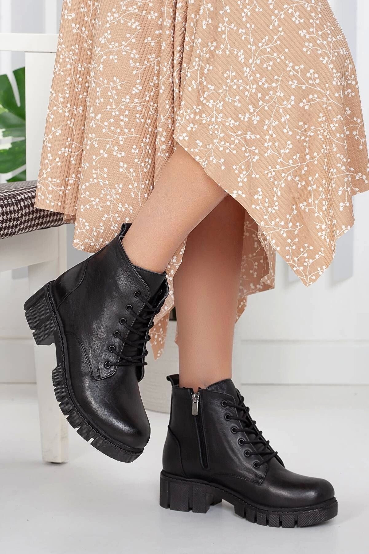 Gult Kadın Haki̇ki̇ Deri̇ Fermuarlı Bağcıklı Si̇yah Deri̇ Bot