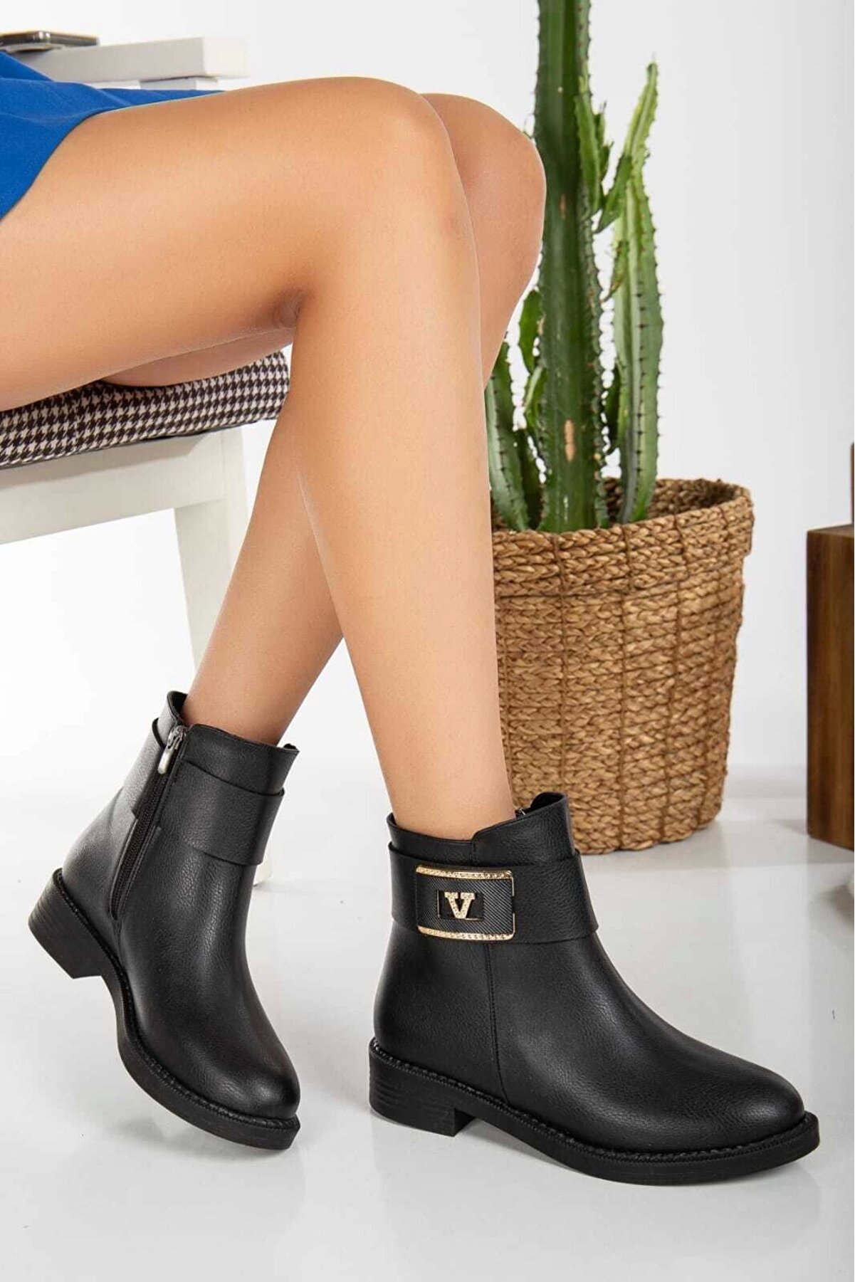 Gult Kadın Kışlık V Tokalı Bot Si̇yah