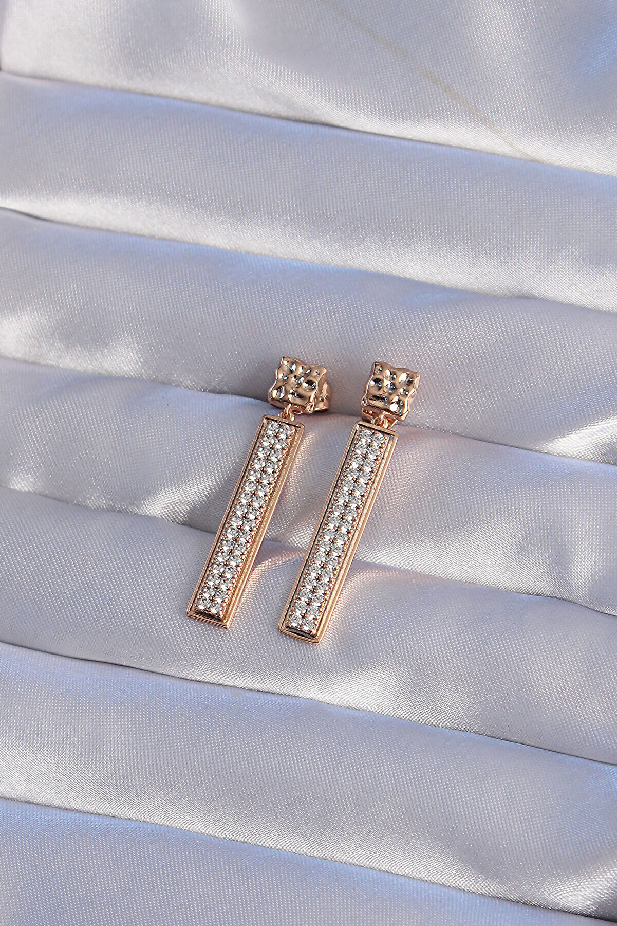 Xupi̇ng Rose Renk Zi̇rkon Taşlı Su Yolu Küpe