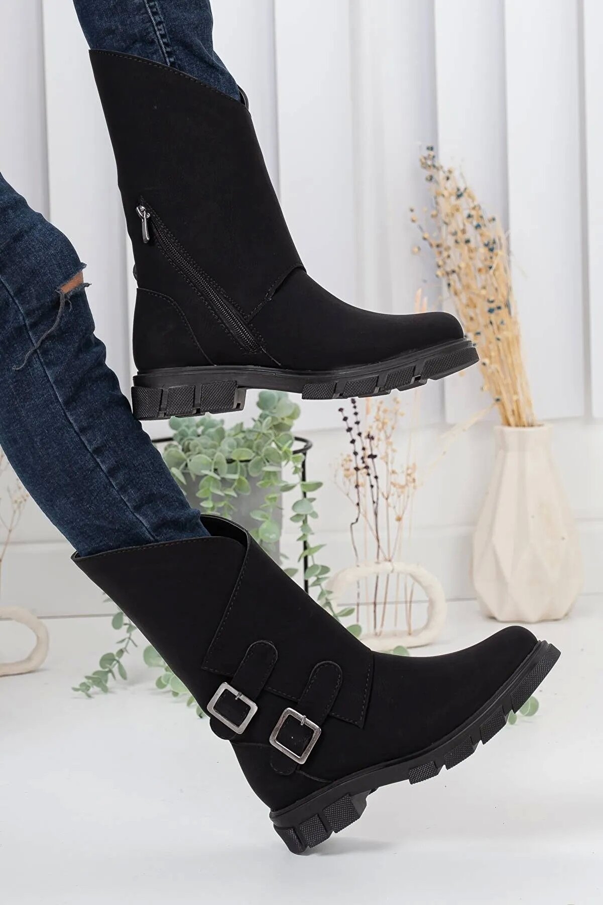 Gult Kadın Tarz Kesi̇m Tokalı Bot Si̇yah Mat Zümrüt Malzeme