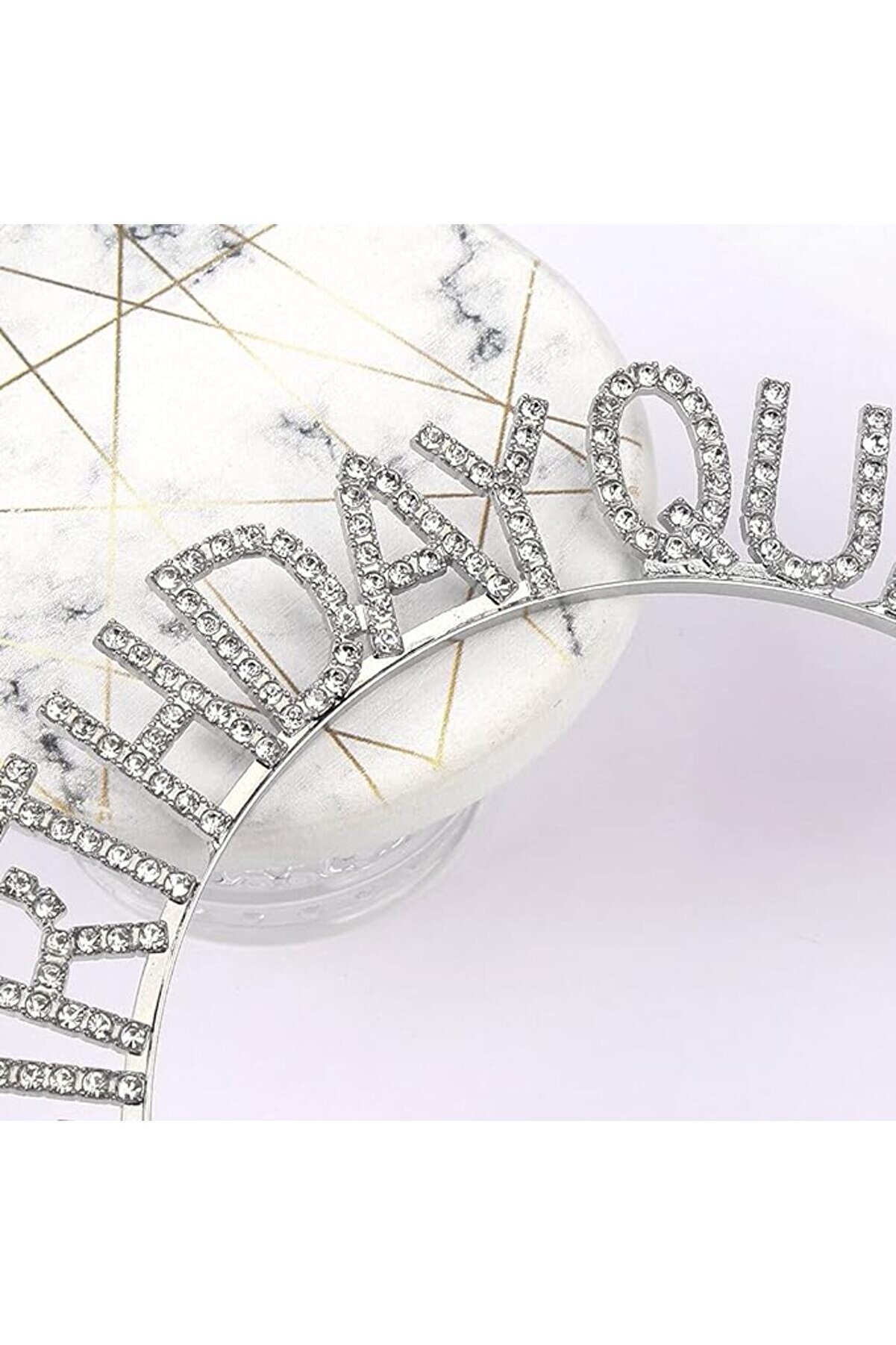 Go İthalat G&uuml;m&uuml;ş Renk Kri̇stal Taşlı Parlak Bi̇rthday Queen Yazılı Krali̇&ccedil;e Ta&ccedil; 16X17 Cm (4457)