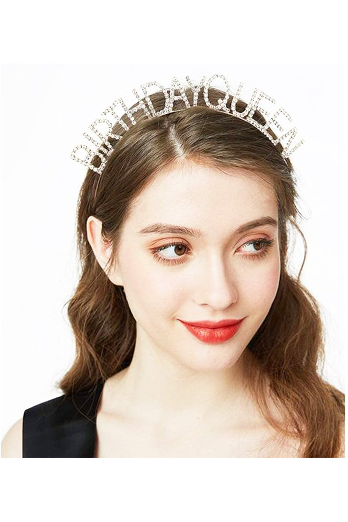 Go İthalat G&uuml;m&uuml;ş Renk Kri̇stal Taşlı Parlak Bi̇rthday Queen Yazılı Krali̇&ccedil;e Ta&ccedil; 16X17 Cm (4457)