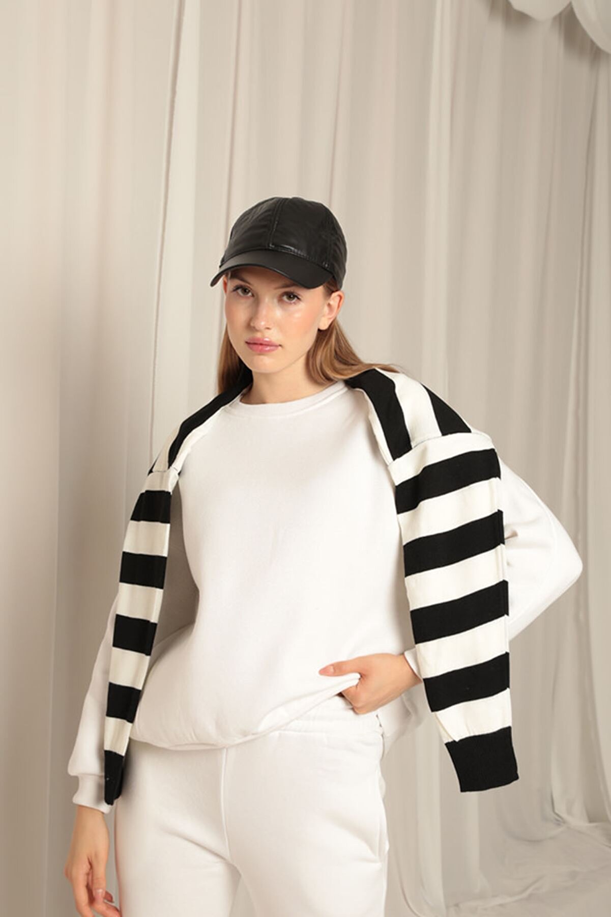 Cream &Uuml;&ccedil; İpli̇k Sıfır Yaka &Ccedil;i̇malı Kadın Ekru Sweat