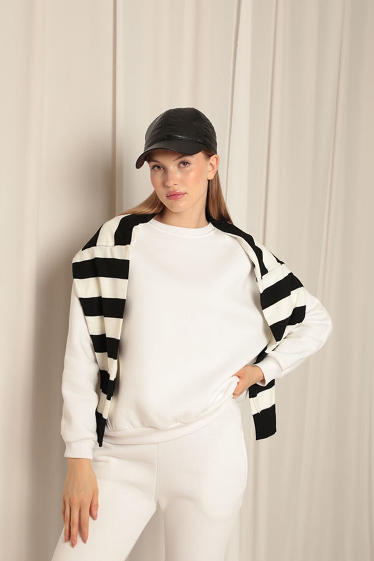 Cream &Uuml;&ccedil; İpli̇k Sıfır Yaka &Ccedil;i̇malı Kadın Ekru Sweat