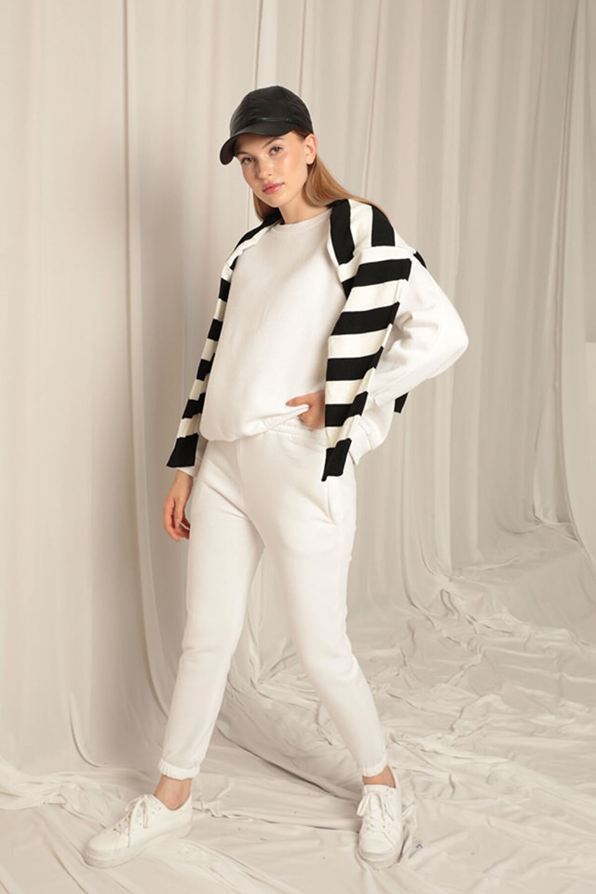 Cream &Uuml;&ccedil; İpli̇k Sıfır Yaka &Ccedil;i̇malı Kadın Ekru Sweat