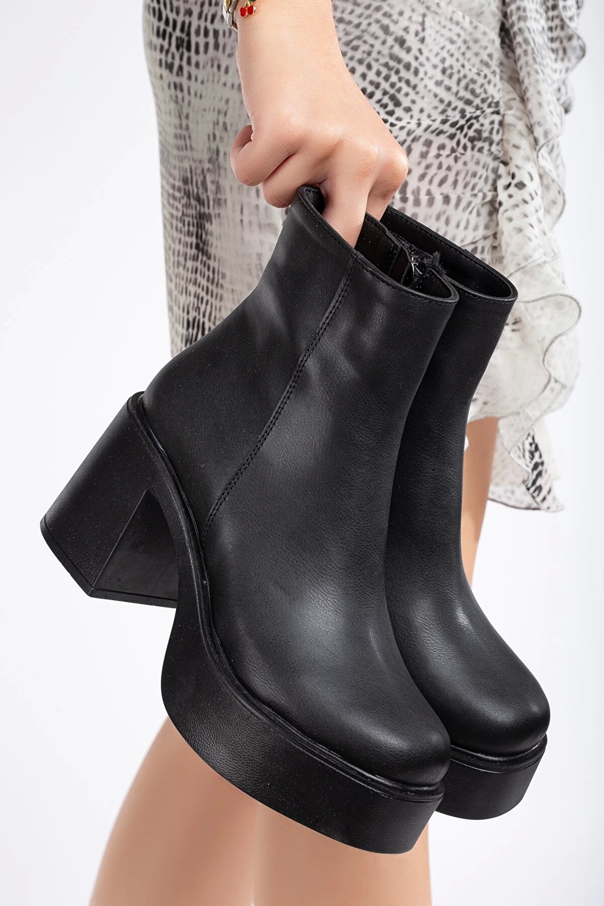 Gult Kadın Fermuarlı Bot Si̇yah