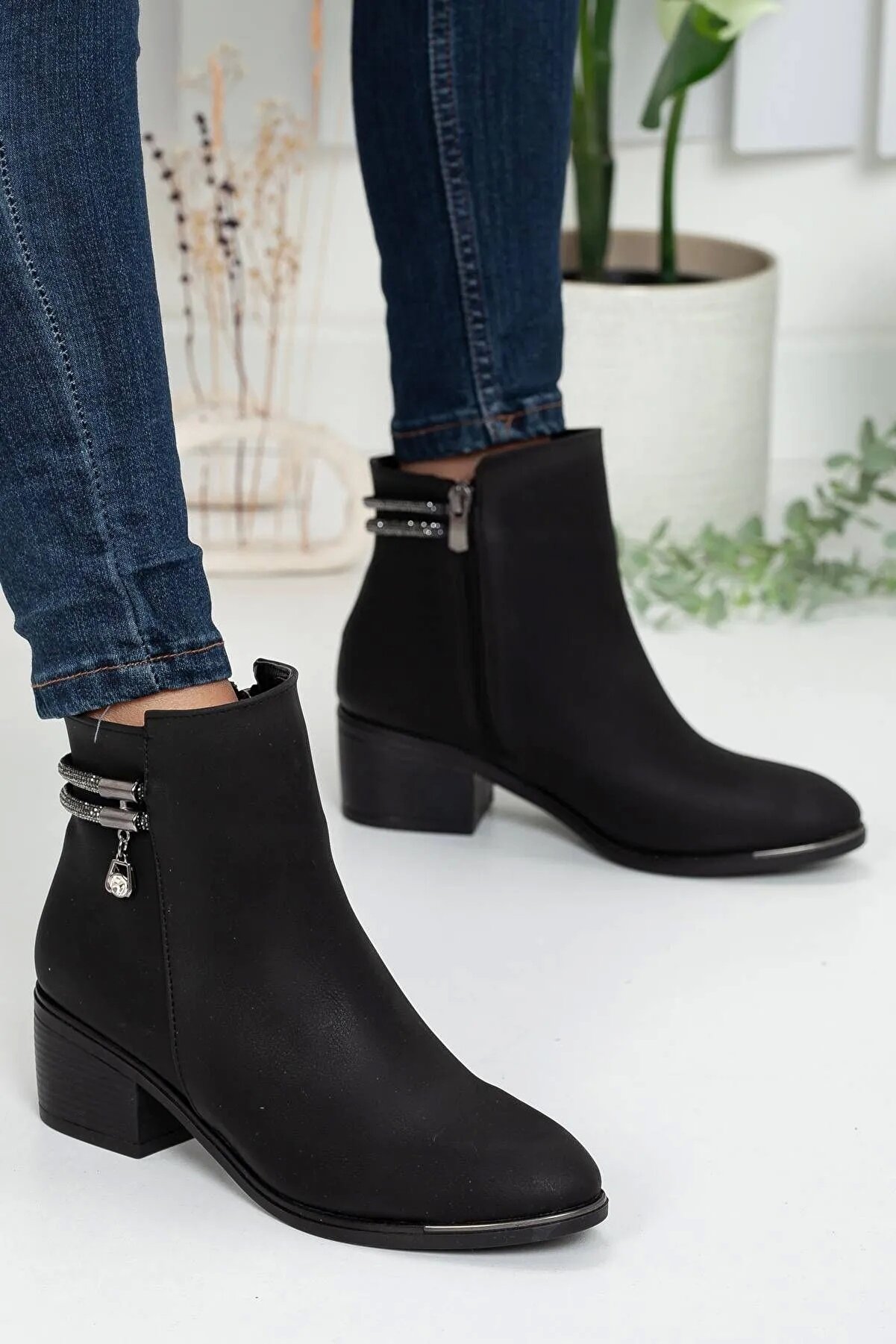 Gult Kadın Günlük Bot Taş Detaylı 5 Cm Si̇yah