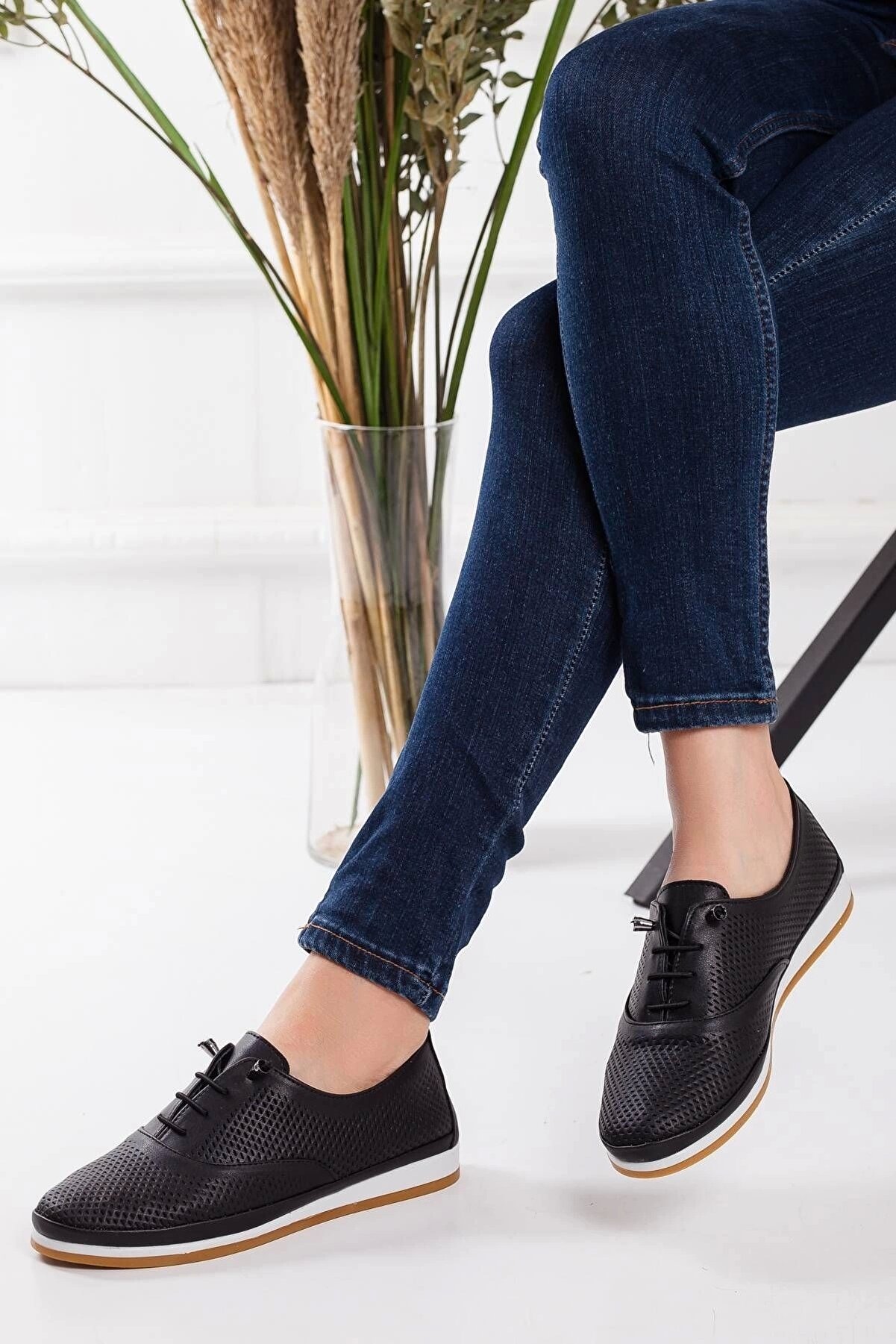 Gult Haki̇ki̇ Deri̇ Kadın Günlük Ayakkabı Si̇yah Bağcıklı Lazer Işlemeli̇