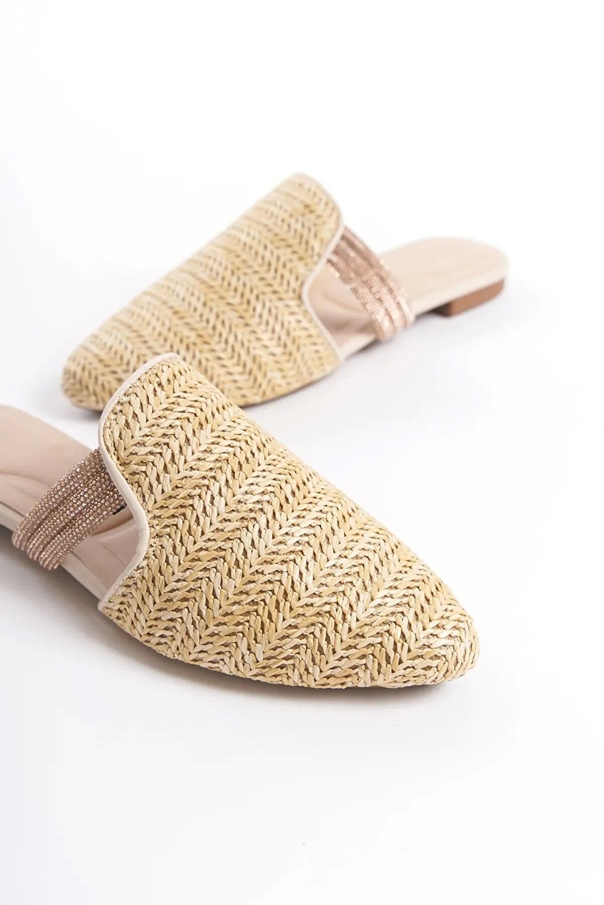 Gult Kadın Taşlı Hasır Detay G&uuml;nl&uuml;k Si̇vri̇ Burun Terli̇k