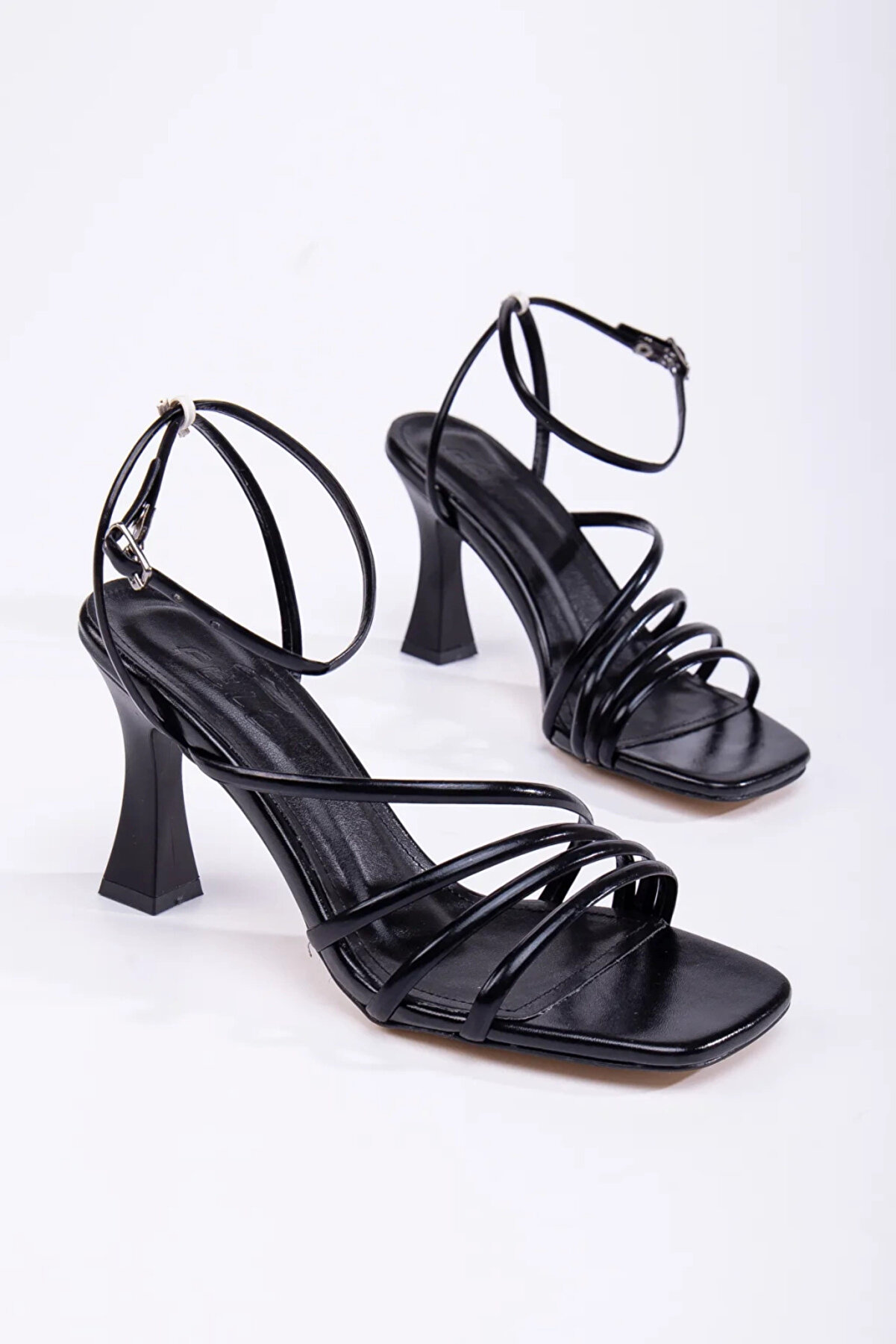 Lukatlove Kadın Bi̇lekten Bağlamalı Abi̇ye Topuklu Ayakkabı